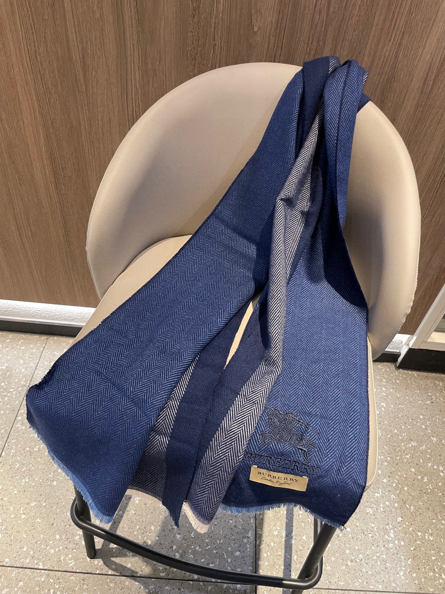 新款巴宝莉Bur羊绒男士精仿细腻围巾好看的要疯掉了，太有型太有魅力了！！！非常斯文时尚的秋冬单品！真的很