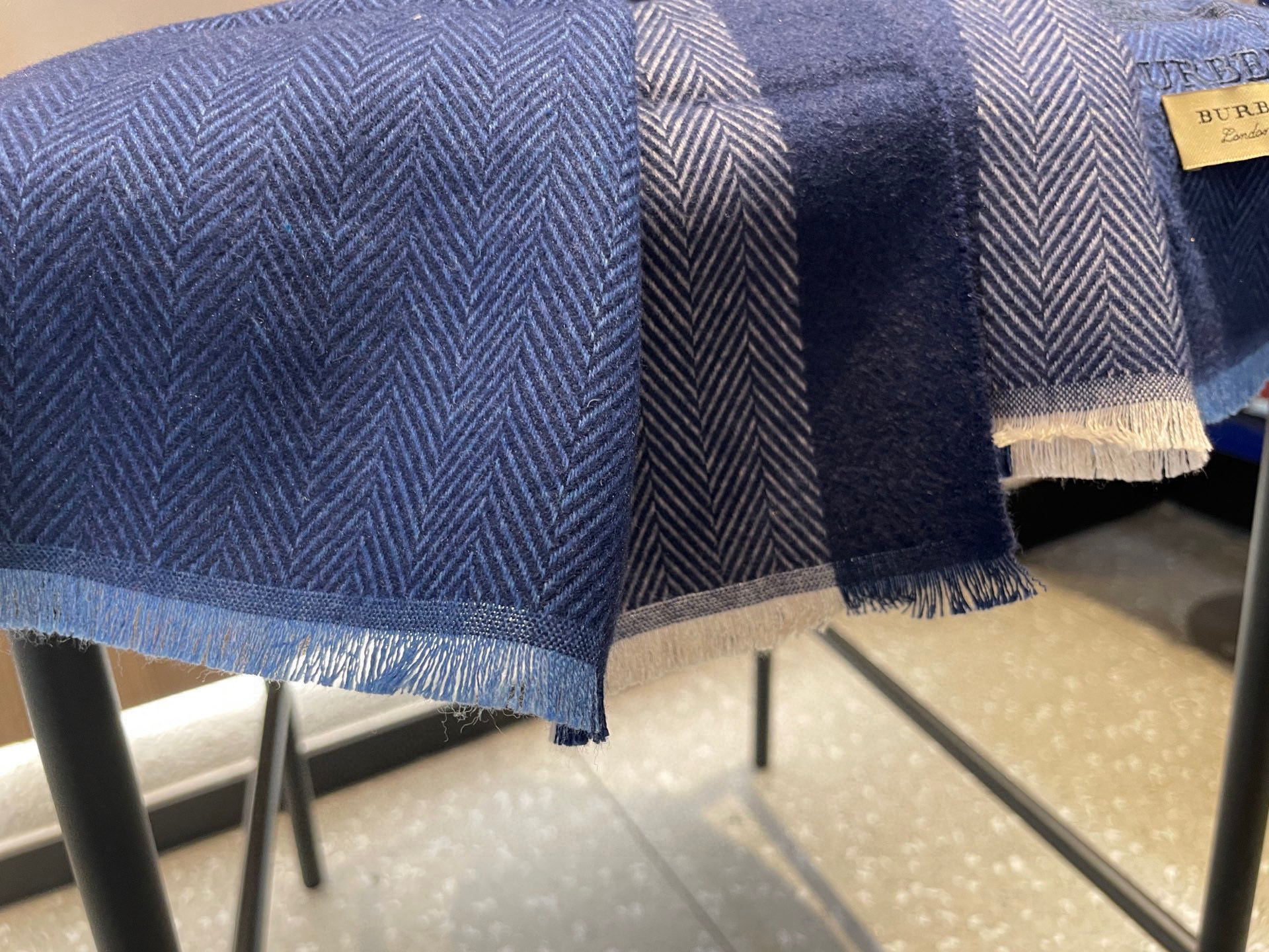 新款巴宝莉Bur羊绒男士精仿细腻围巾好看的要疯掉了，太有型太有魅力了！！！非常斯文时尚的秋冬单品！真的很