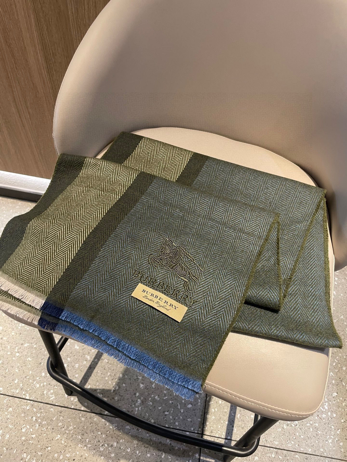 新款巴宝莉Bur羊绒男士精仿细腻围巾好看的要疯掉了，太有型太有魅力了！！！非常斯文时尚的秋冬单品！真的很