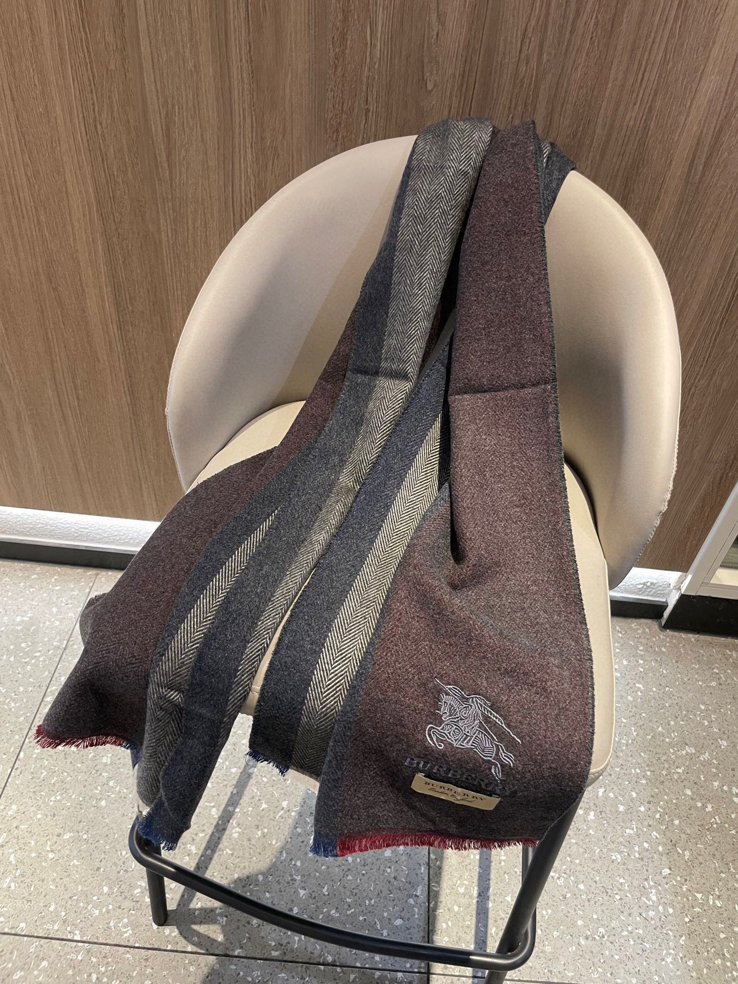 新款巴宝莉Bur羊绒男士精仿细腻围巾好看的要疯掉了，太有型太有魅力了！！！非常斯文时尚的秋冬单品！真的很