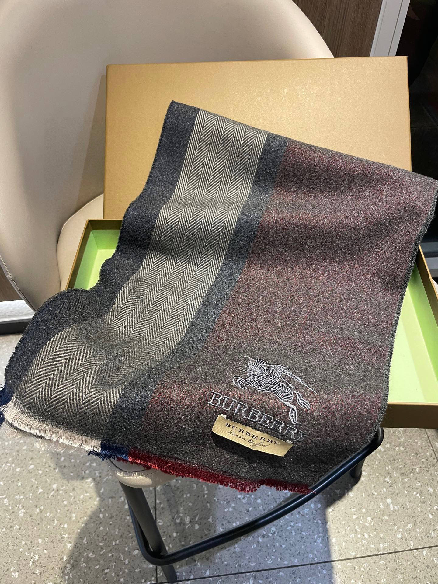 新款巴宝莉Bur羊绒男士精仿细腻围巾好看的要疯掉了，太有型太有魅力了！！！非常斯文时尚的秋冬单品！真的很