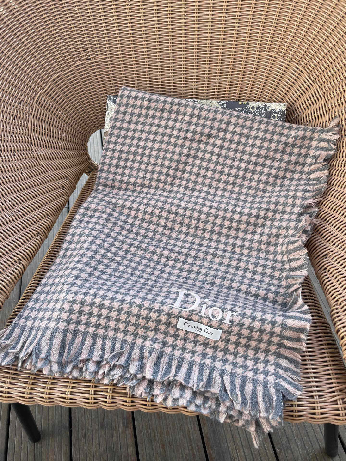 迪奥Dior尾单新款千鸟格拼色羊毛围巾，直接出欧洲的，正儿八经的正品订单…和大货一起出来，不用多流弊的文