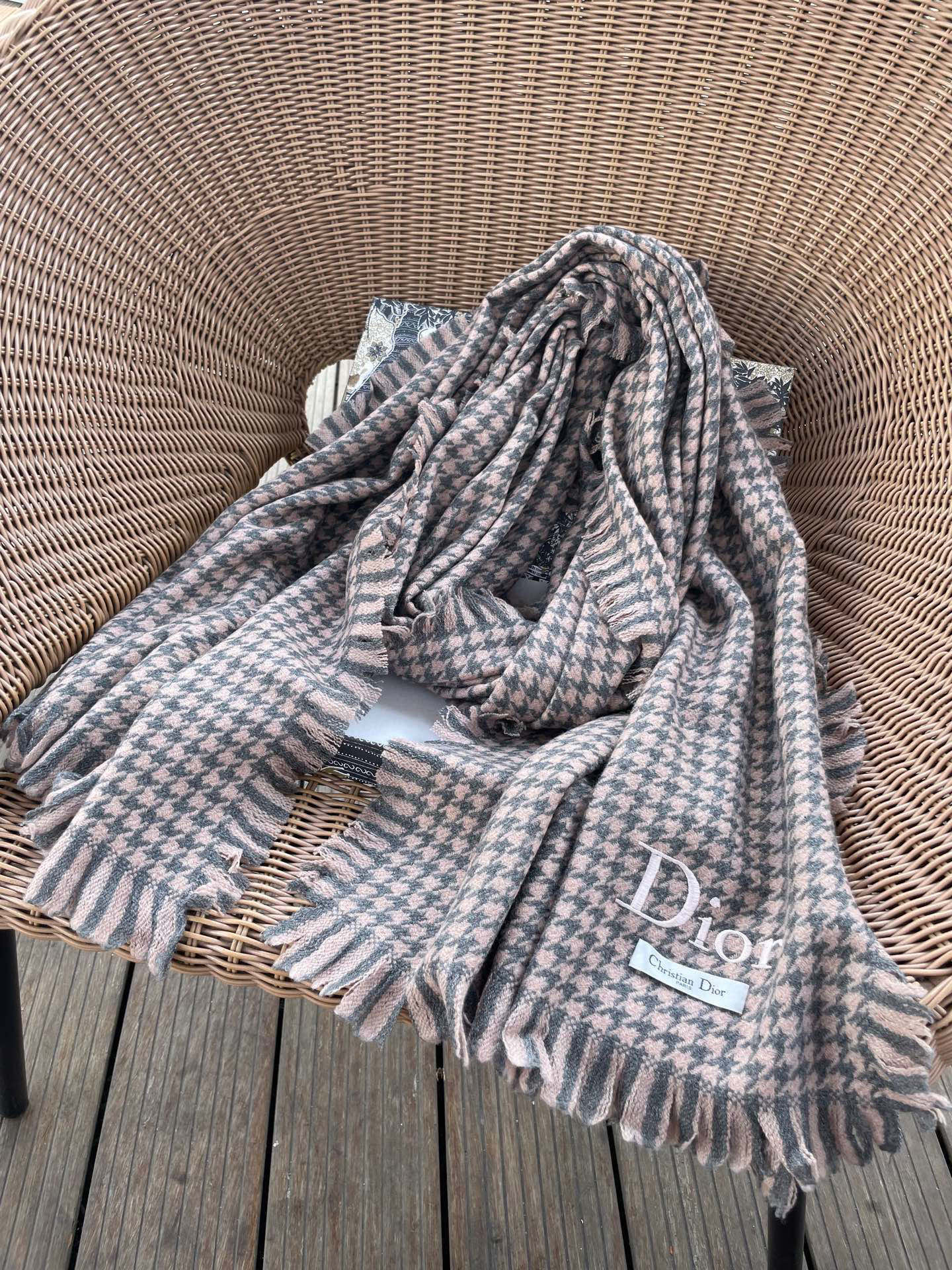 迪奥Dior尾单新款千鸟格拼色羊毛围巾，直接出欧洲的，正儿八经的正品订单…和大货一起出来，不用多流弊的文