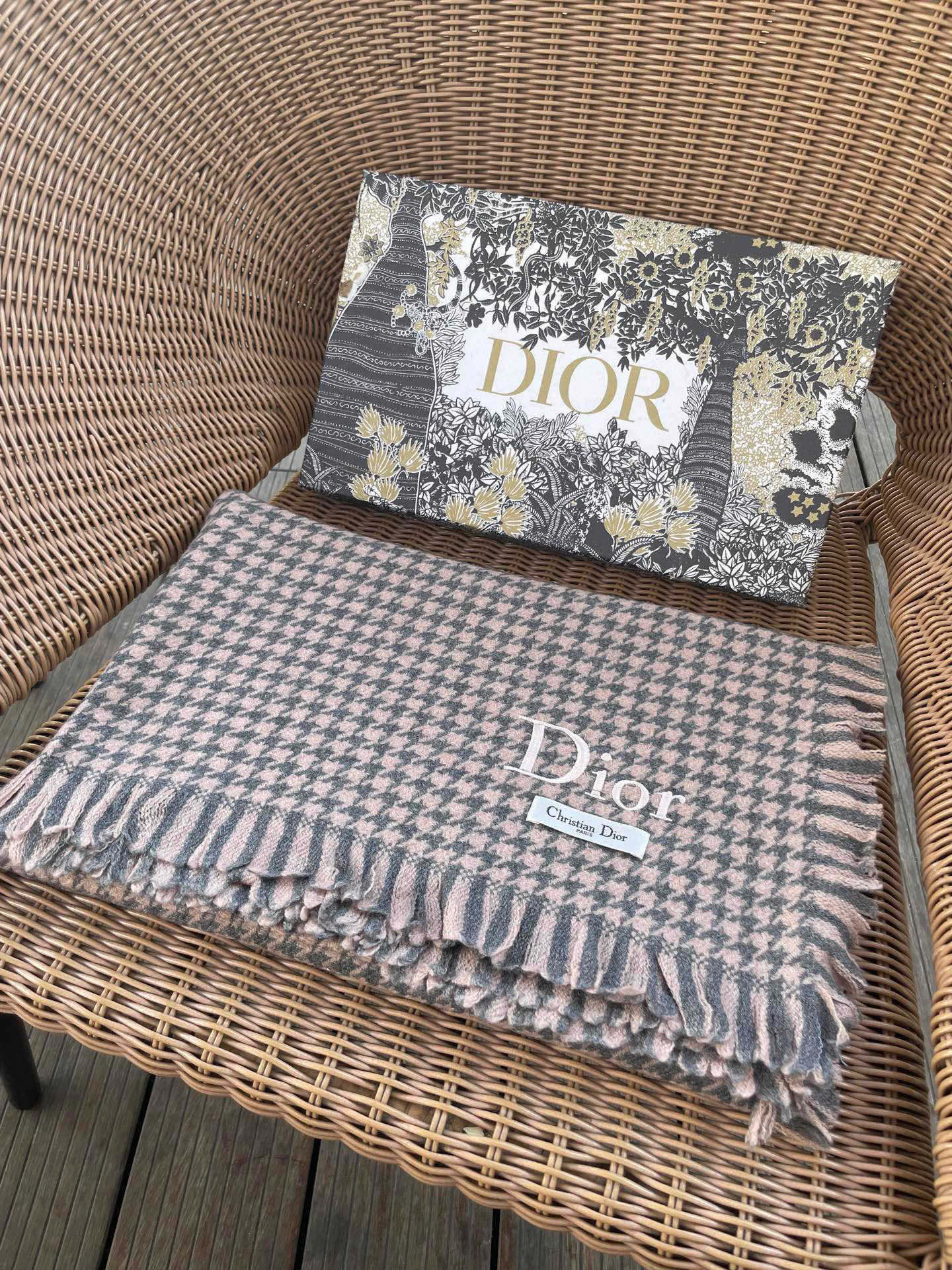 迪奥Dior尾单新款千鸟格拼色羊毛围巾，直接出欧洲的，正儿八经的正品订单…和大货一起出来，不用多流弊的文