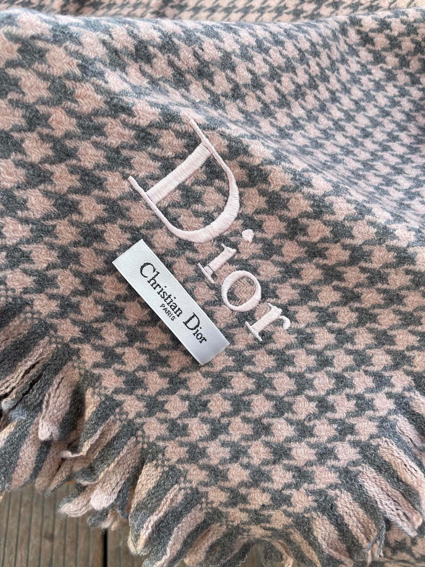 迪奥Dior尾单新款千鸟格拼色羊毛围巾，直接出欧洲的，正儿八经的正品订单…和大货一起出来，不用多流弊的文