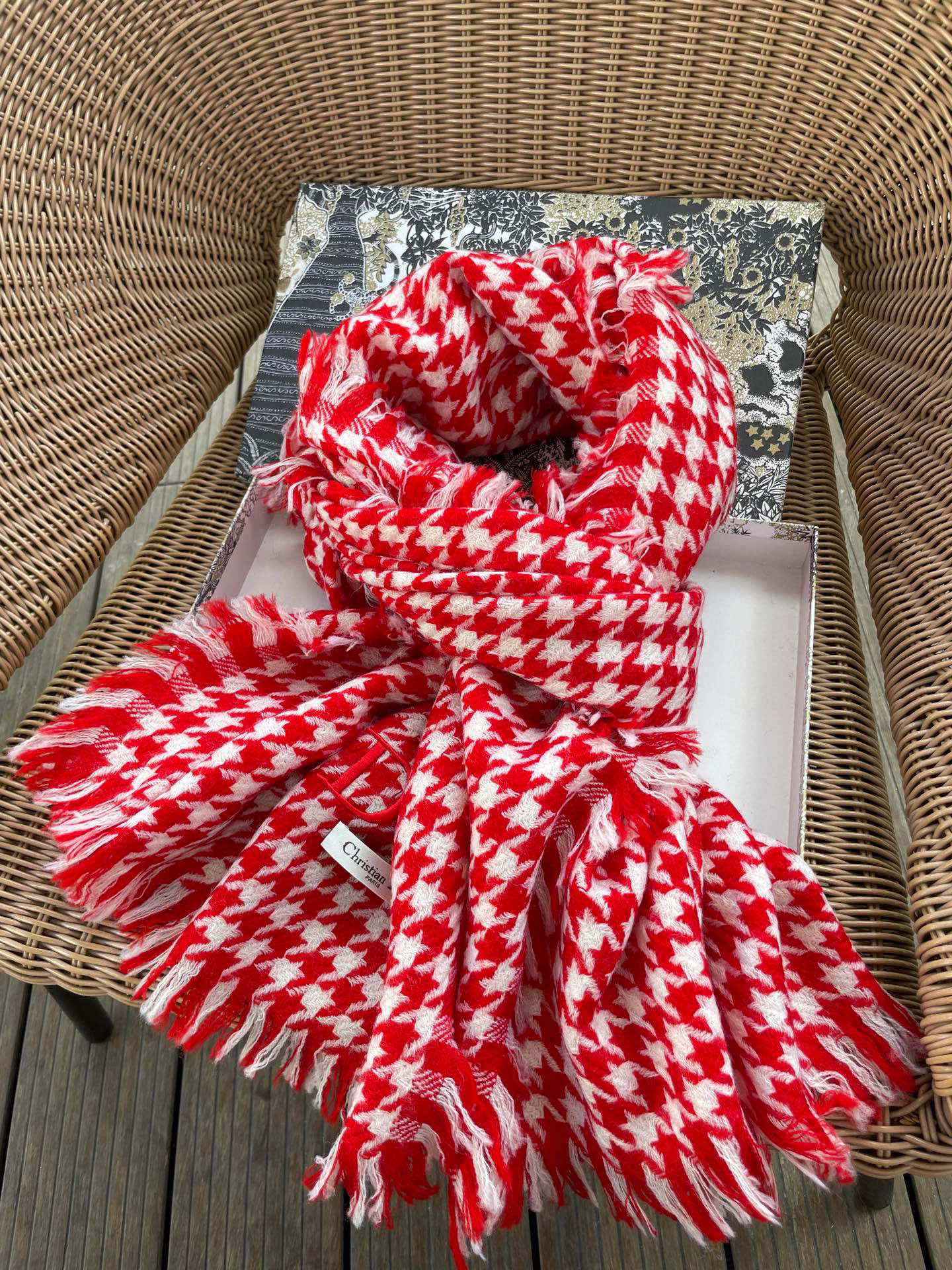 迪奥Dior尾单新款千鸟格拼色羊毛围巾，直接出欧洲的，正儿八经的正品订单…和大货一起出来，不用多流弊的文