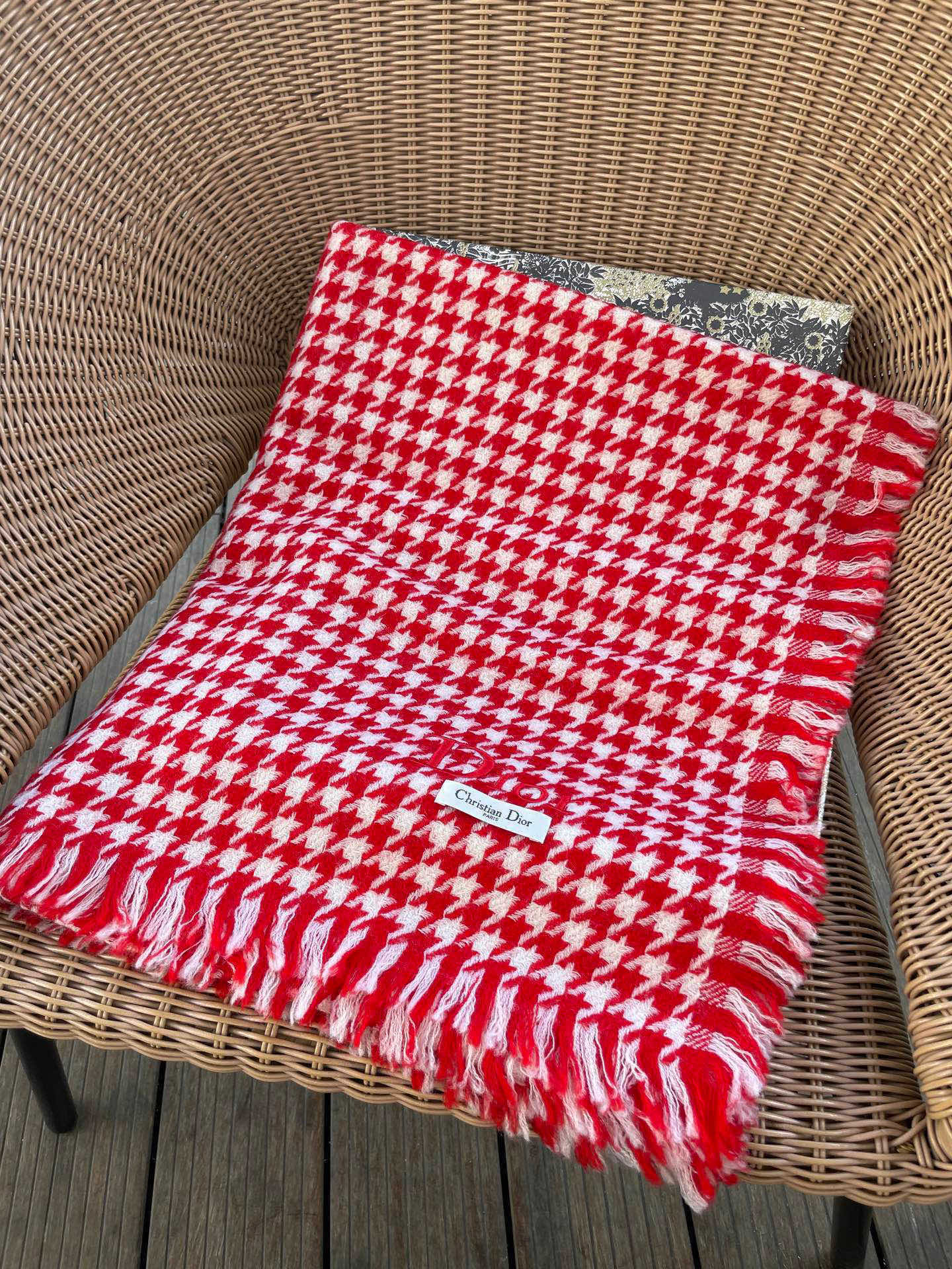 迪奥Dior尾单新款千鸟格拼色羊毛围巾，直接出欧洲的，正儿八经的正品订单…和大货一起出来，不用多流弊的文