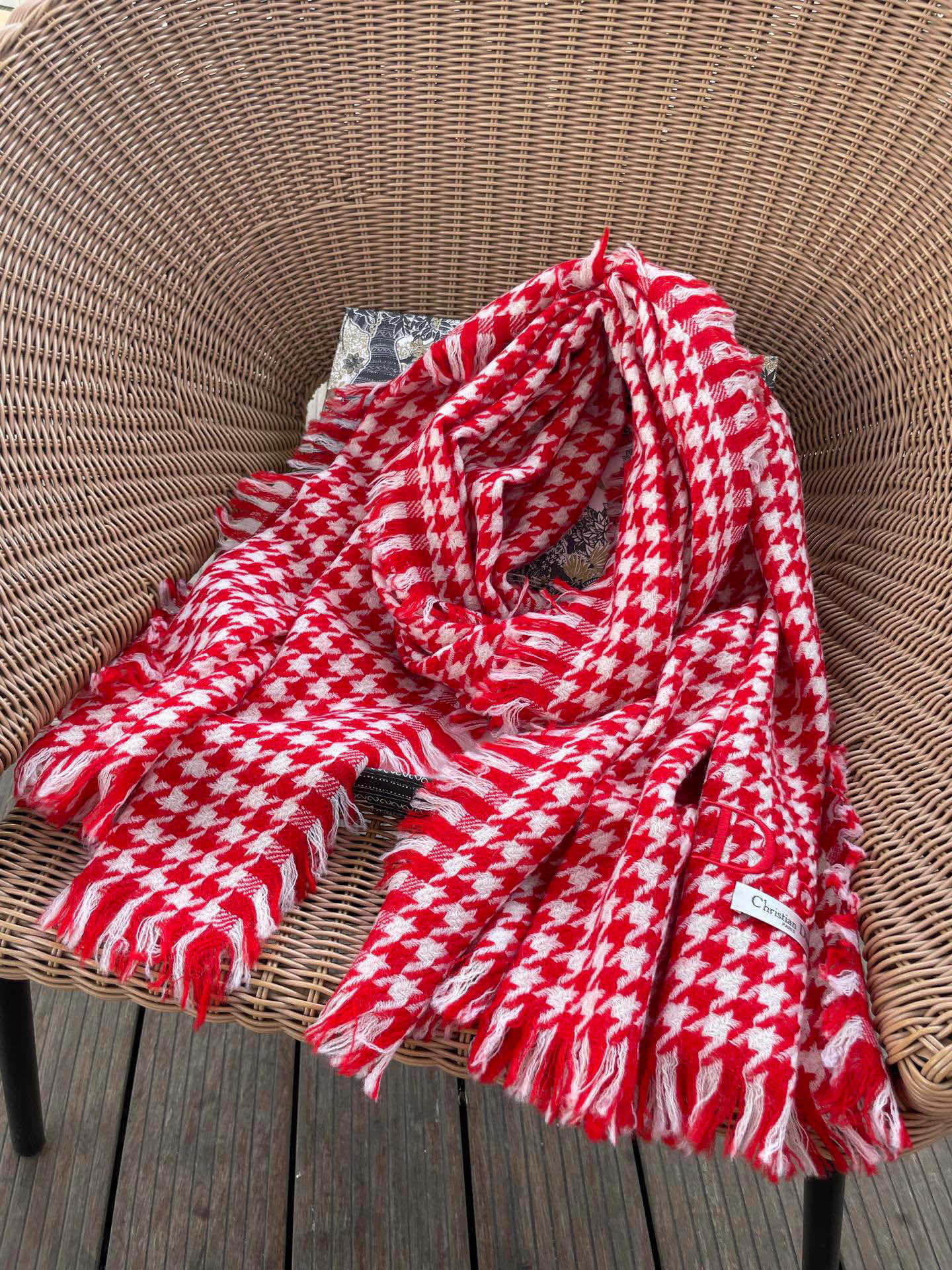 迪奥Dior尾单新款千鸟格拼色羊毛围巾，直接出欧洲的，正儿八经的正品订单…和大货一起出来，不用多流弊的文