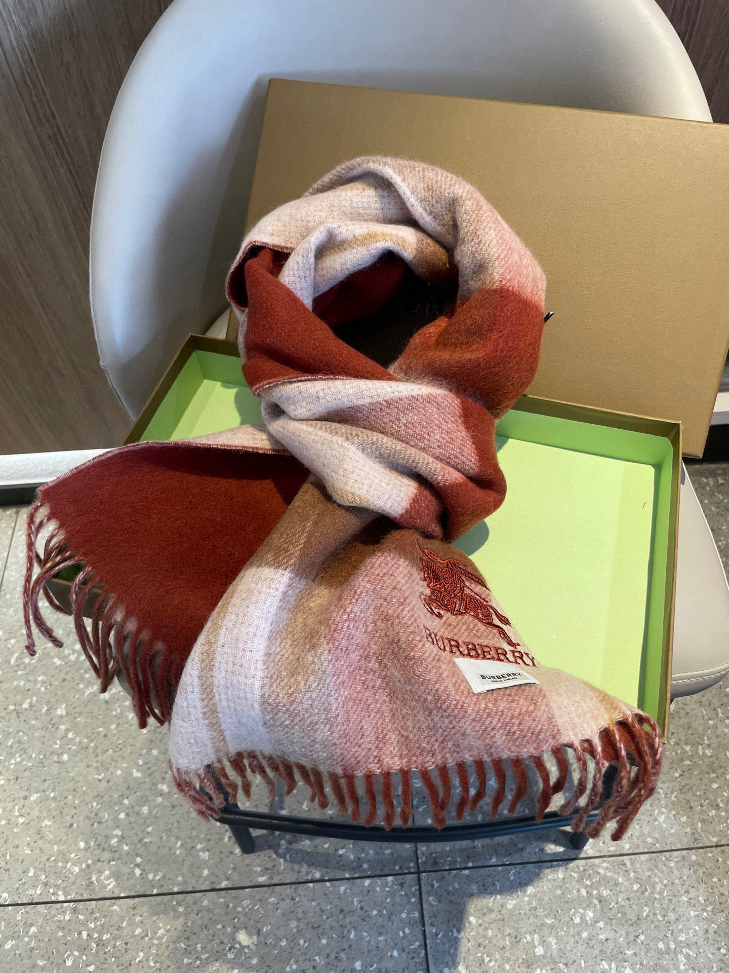 新款巴宝莉双面羊绒❗男女同款围巾且买且珍惜羊绒款😍~都是出口订单所以比较难遇❤东西讲究少而精😍好看的一定