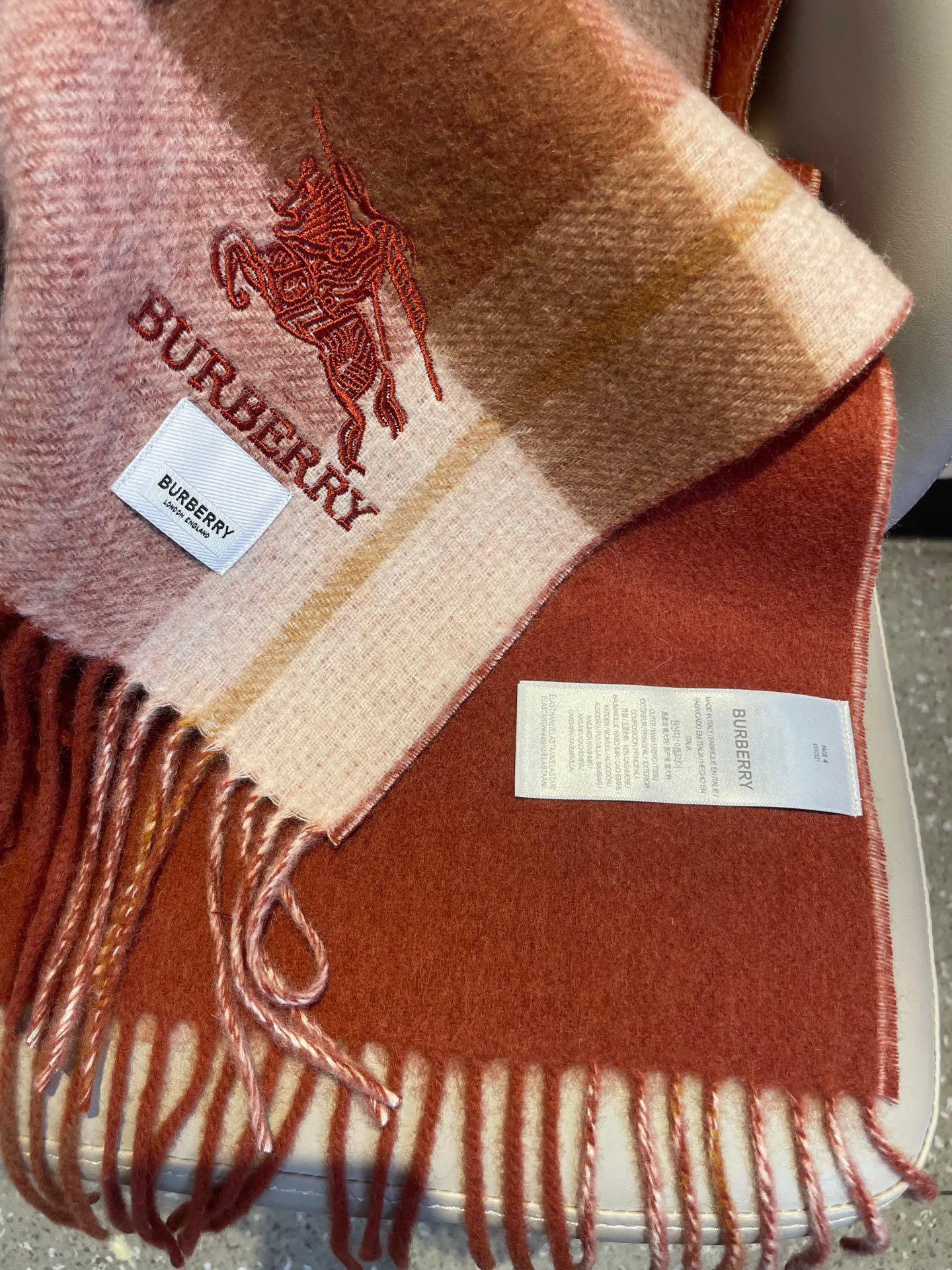 新款巴宝莉双面羊绒❗男女同款围巾且买且珍惜羊绒款😍~都是出口订单所以比较难遇❤东西讲究少而精😍好看的一定