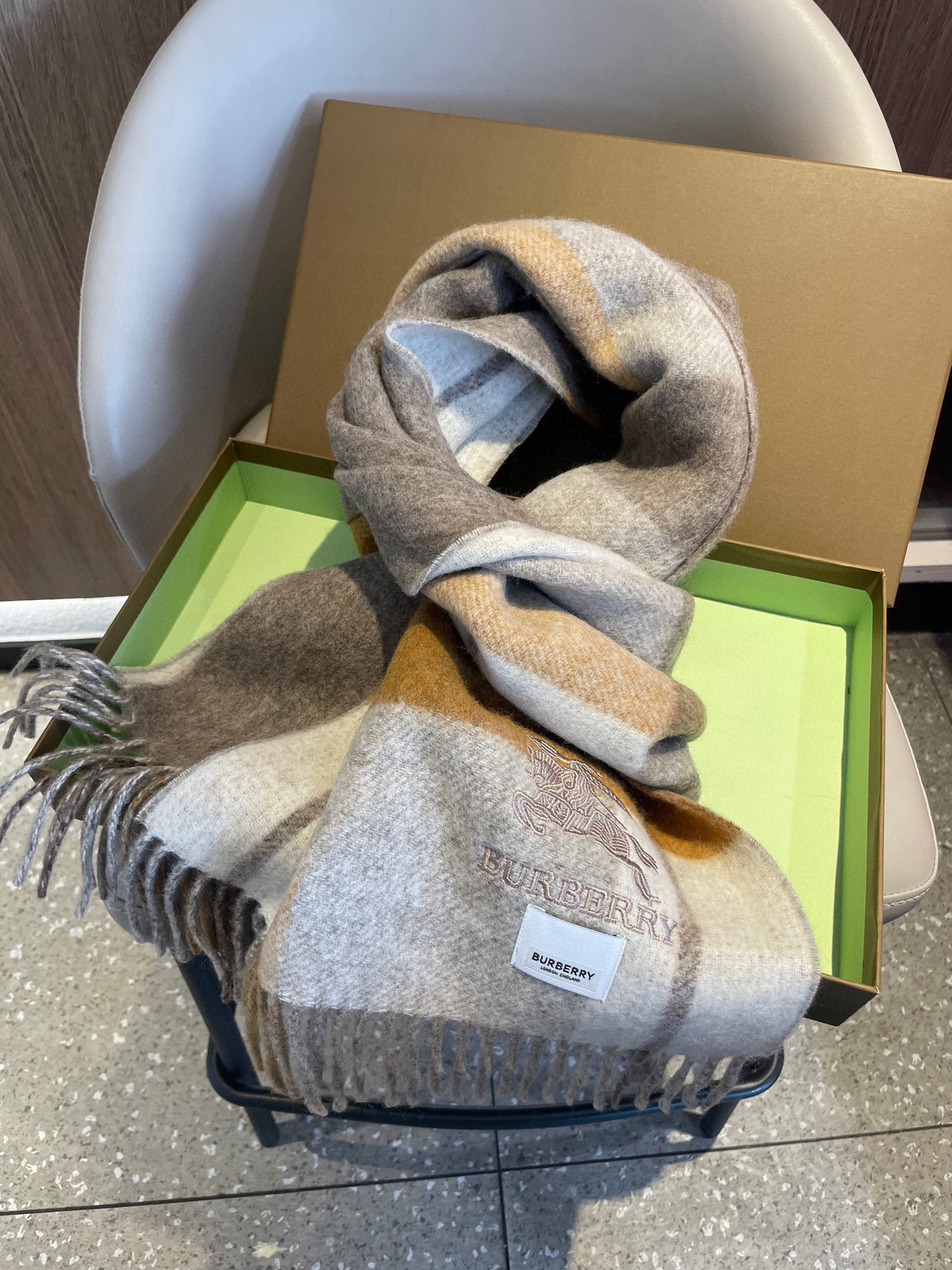 新款巴宝莉双面羊绒❗男女同款围巾且买且珍惜羊绒款😍~都是出口订单所以比较难遇❤东西讲究少而精😍好看的一定