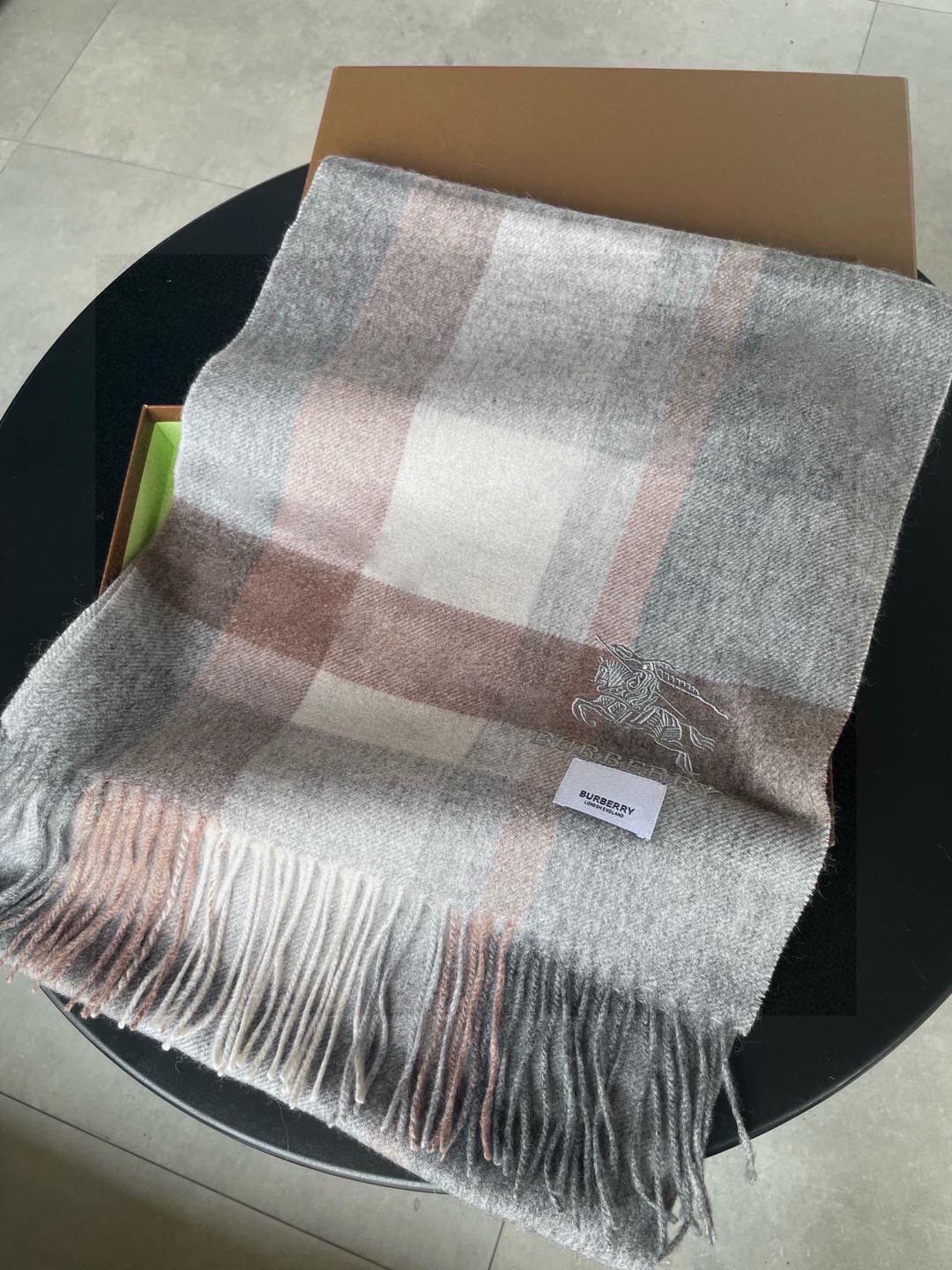 巴宝莉Bur羊绒格子好看的要疯掉了，太有型太有魅力了！！！非常斯文时尚的秋冬单品！真的很喜欢，非常Cla