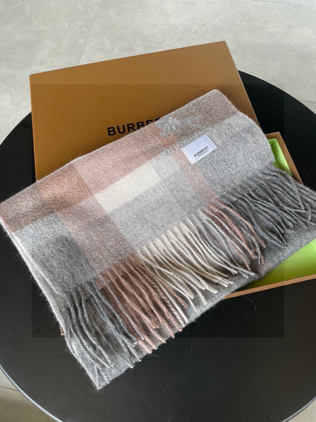 巴宝莉Bur羊绒格子好看的要疯掉了，太有型太有魅力了！！！非常斯文时尚的秋冬单品！真的很喜欢，非常Cla