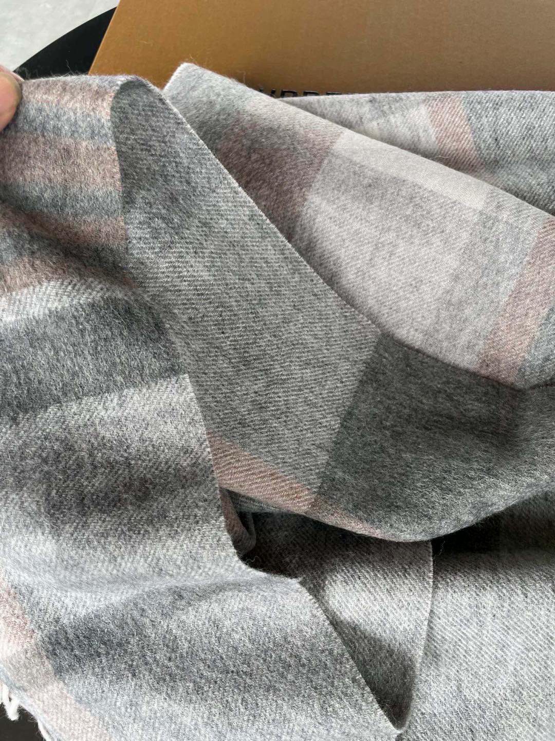 巴宝莉Bur羊绒格子好看的要疯掉了，太有型太有魅力了！！！非常斯文时尚的秋冬单品！真的很喜欢，非常Cla