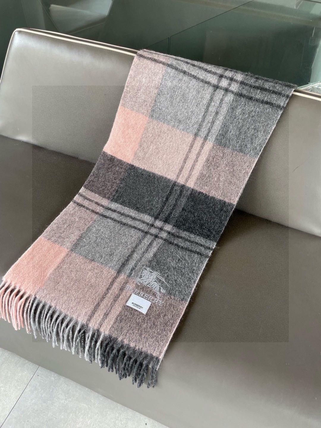 巴宝莉Bur羊绒格子好看的要疯掉了，太有型太有魅力了！！！非常斯文时尚的秋冬单品！真的很喜欢，非常Cla