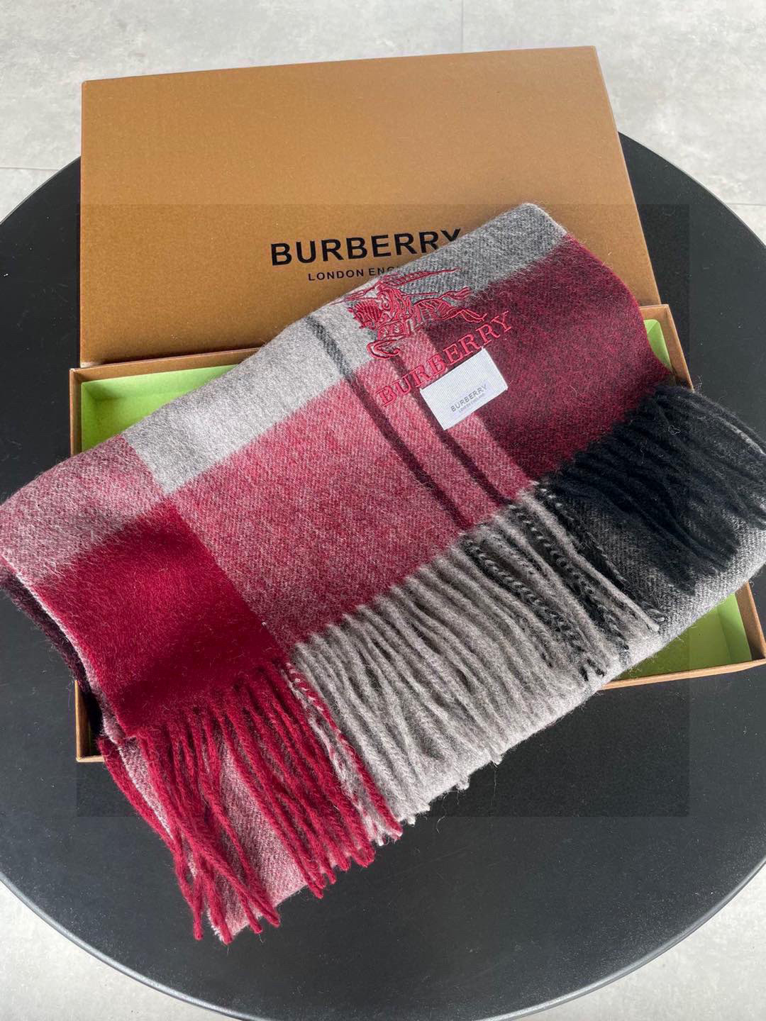 巴宝莉Bur羊绒格子好看的要疯掉了，太有型太有魅力了！！！非常斯文时尚的秋冬单品！真的很喜欢，非常Cla