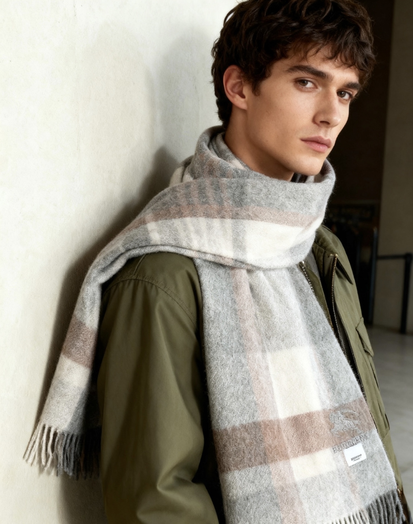 巴宝莉Bur羊绒格子好看的要疯掉了，太有型太有魅力了！！！非常斯文时尚的秋冬单品！真的很喜欢，非常Cla