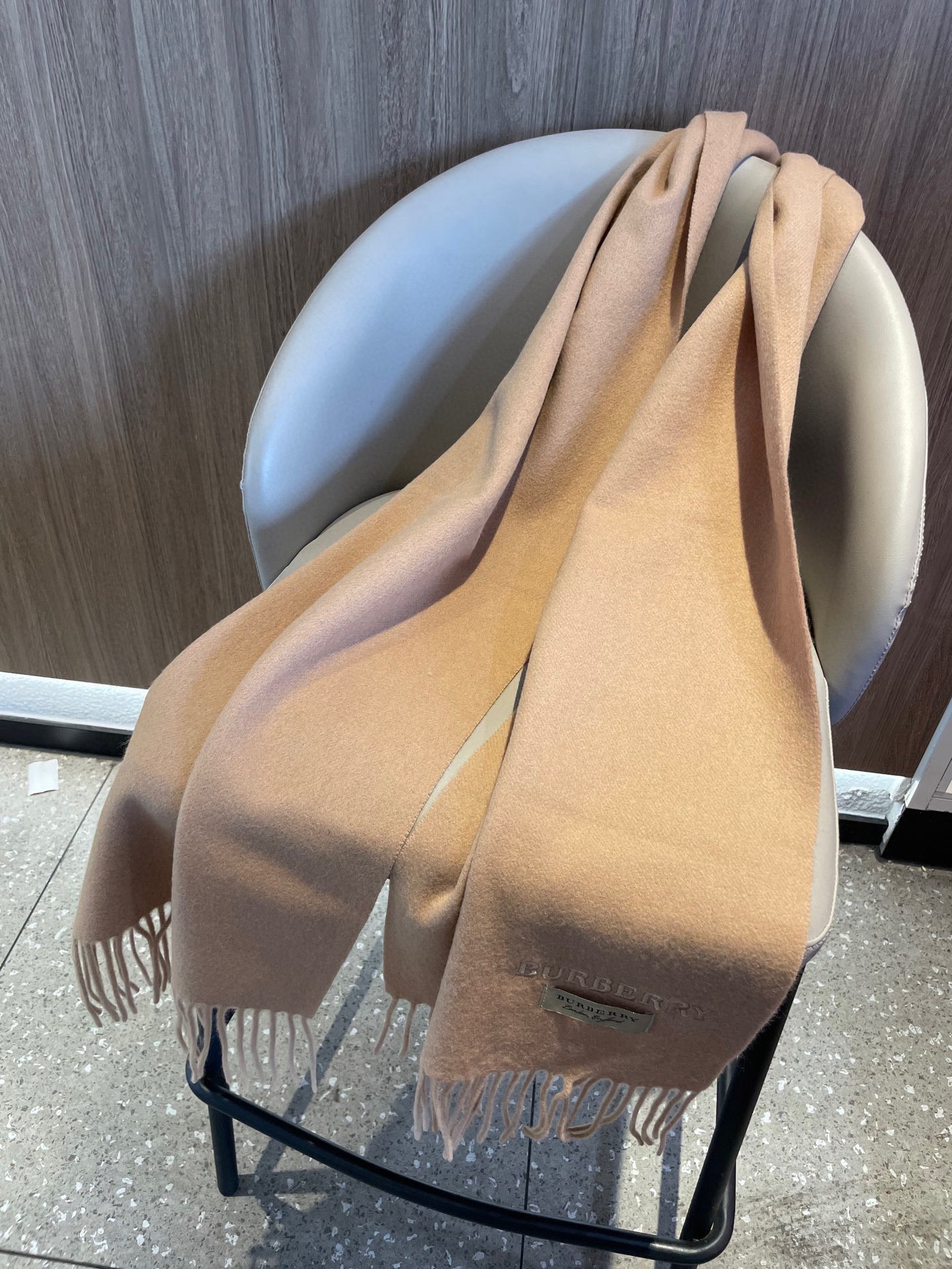 巴宝莉BURBERRY字母专柜款❗️ 顶级出口尾单刺绣👍货不多，下手一定要快，真心美的让人非常非常心动 