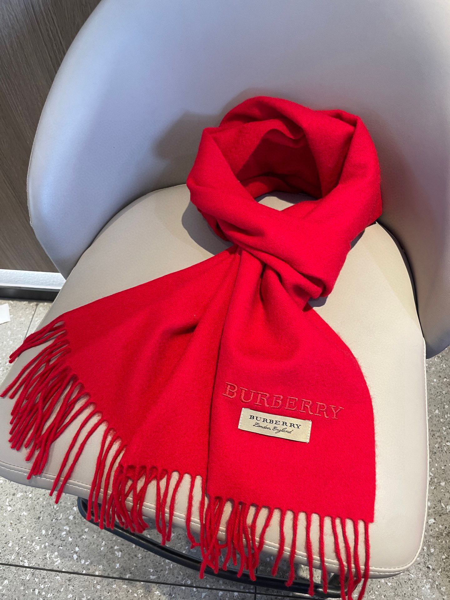 巴宝莉BURBERRY字母专柜款❗️ 顶级出口尾单刺绣👍货不多，下手一定要快，真心美的让人非常非常心动 