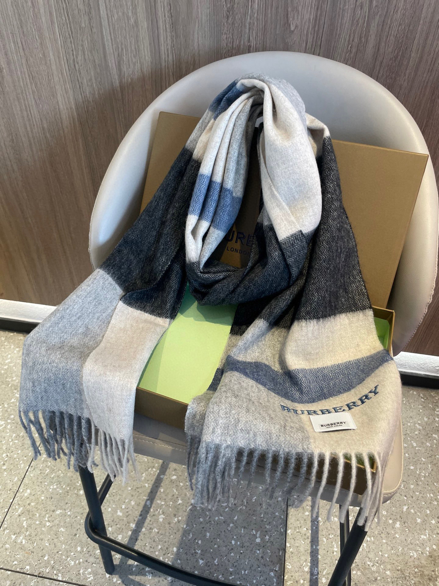 巴宝莉BURBERRY字母专柜款❗️ 顶级出口尾单刺绣👍货不多，下手一定要快，真心美的让人非常非常心动 