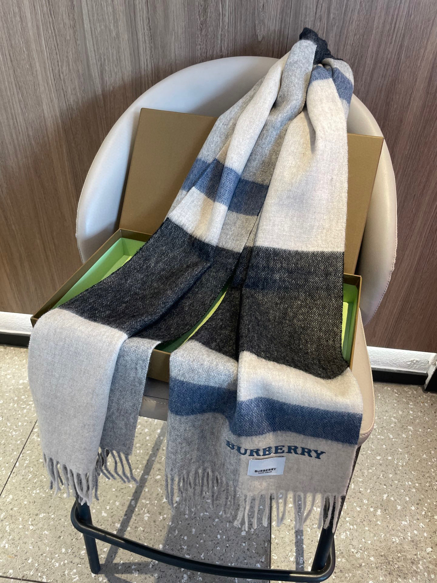 巴宝莉BURBERRY字母专柜款❗️ 顶级出口尾单刺绣👍货不多，下手一定要快，真心美的让人非常非常心动 