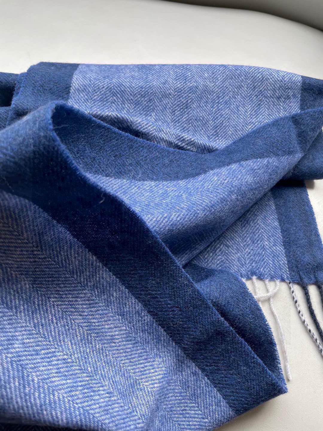 。阿玛尼海外专柜拼色羊绒围巾～惊爆上架🎉国内专柜都没上架，从款式到面料都很赞🎻，经典的羊绒拼接图案，难得