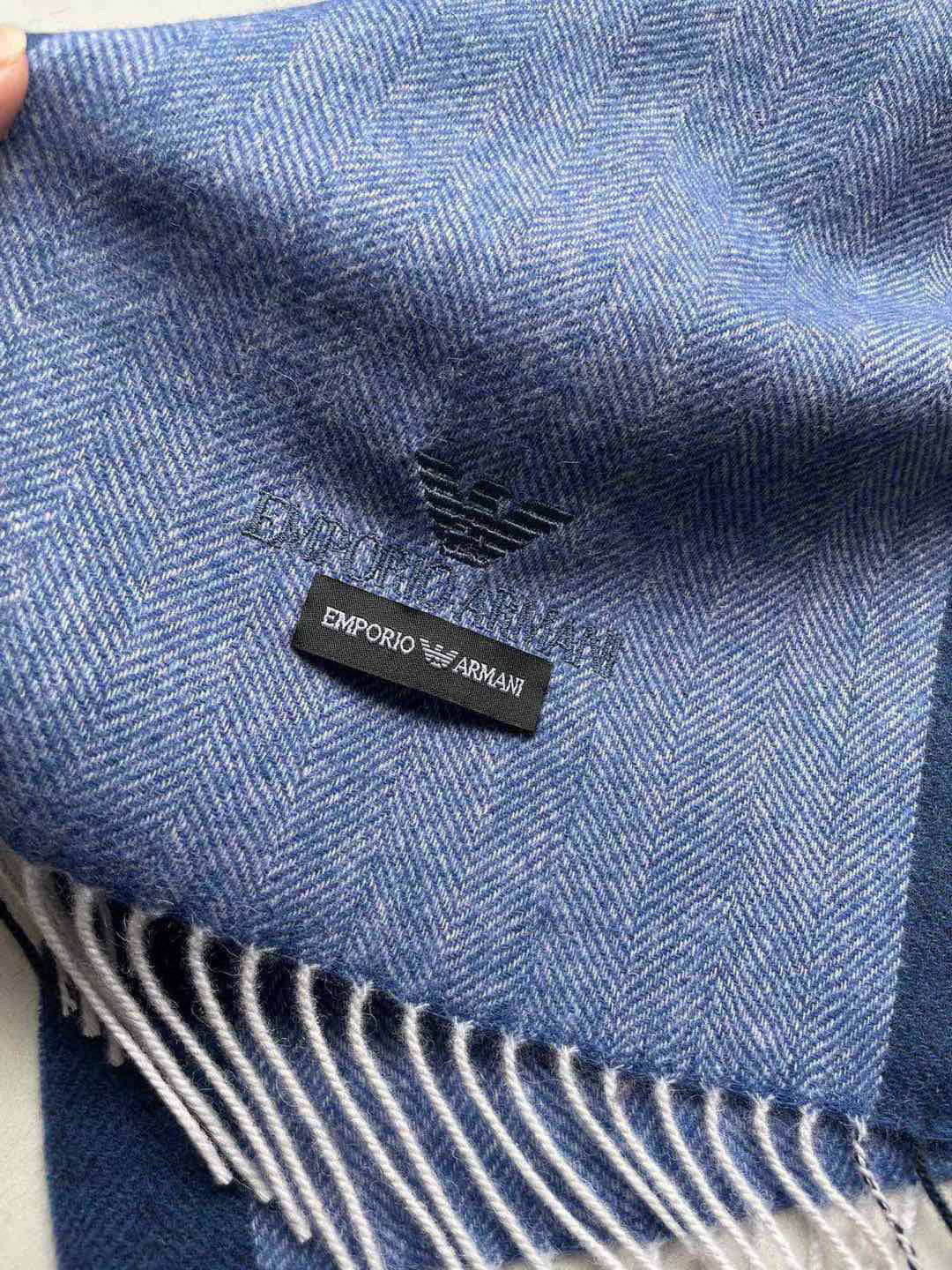 。阿玛尼海外专柜拼色羊绒围巾～惊爆上架🎉国内专柜都没上架，从款式到面料都很赞🎻，经典的羊绒拼接图案，难得