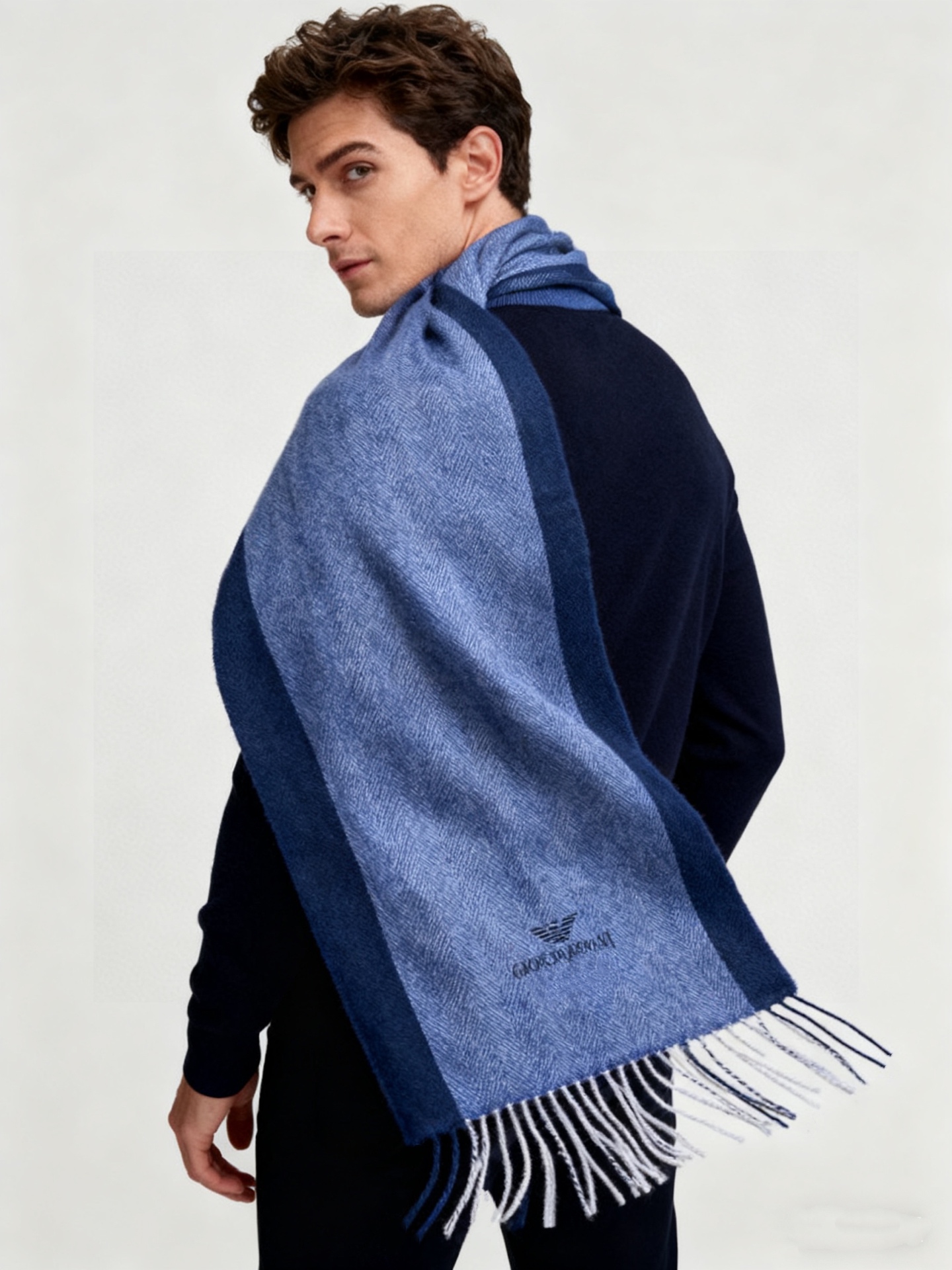 。阿玛尼海外专柜拼色羊绒围巾～惊爆上架🎉国内专柜都没上架，从款式到面料都很赞🎻，经典的羊绒拼接图案，难得