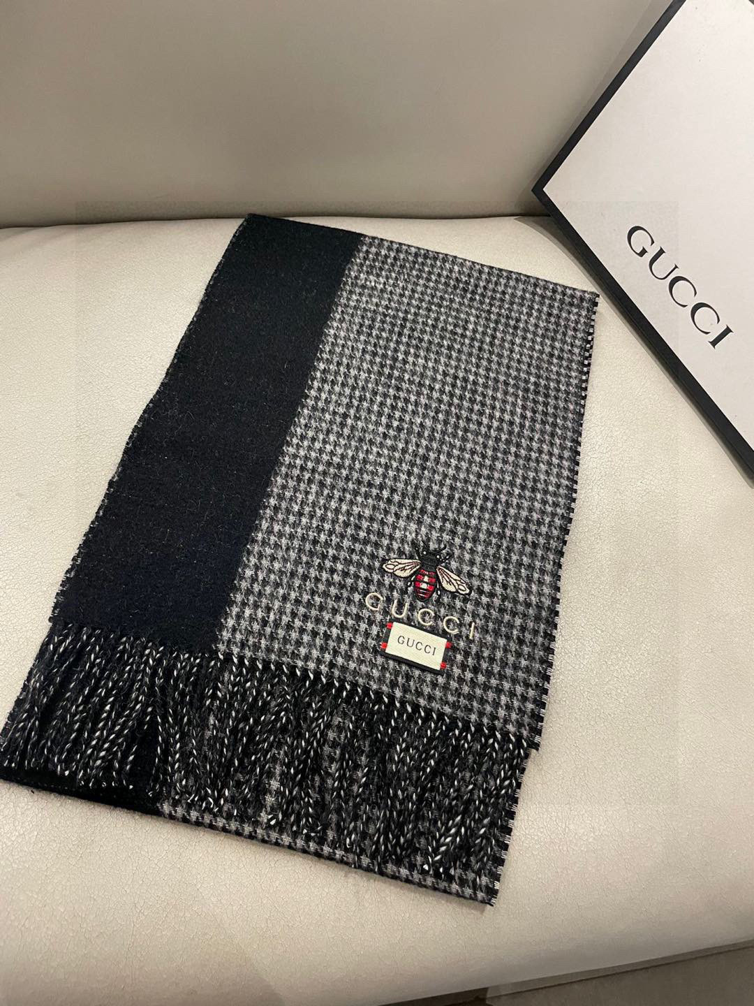 新款古奇Gucci专柜🐝双面羊绒围巾🧣💪🏻打造今年秋‮最冬‬美的💁 拼色的‮纹条‬设计💋搭配‮下时‬最流