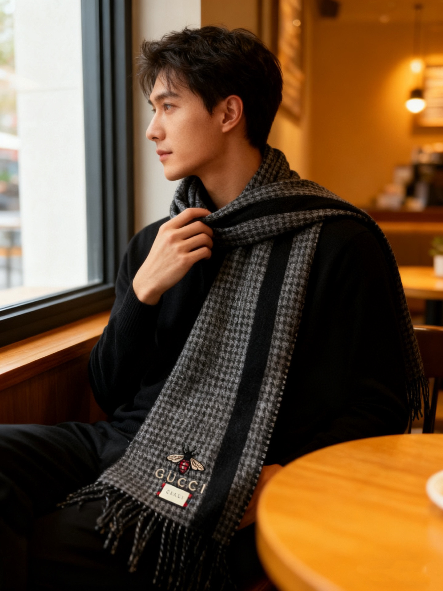 新款古奇Gucci专柜🐝双面羊绒围巾🧣💪🏻打造今年秋‮最冬‬美的💁 拼色的‮纹条‬设计💋搭配‮下时‬最流