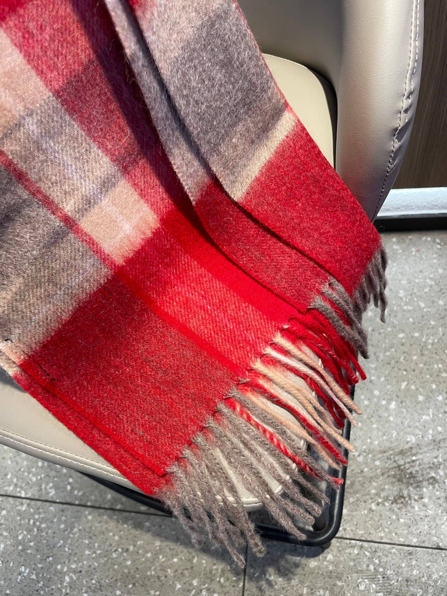 新款🐂牛货，巴宝莉男士女士（格纹战马刺绣）围巾，款式魅力，是经典大方‼面料采用的是客供的羔绒，细腻柔软度