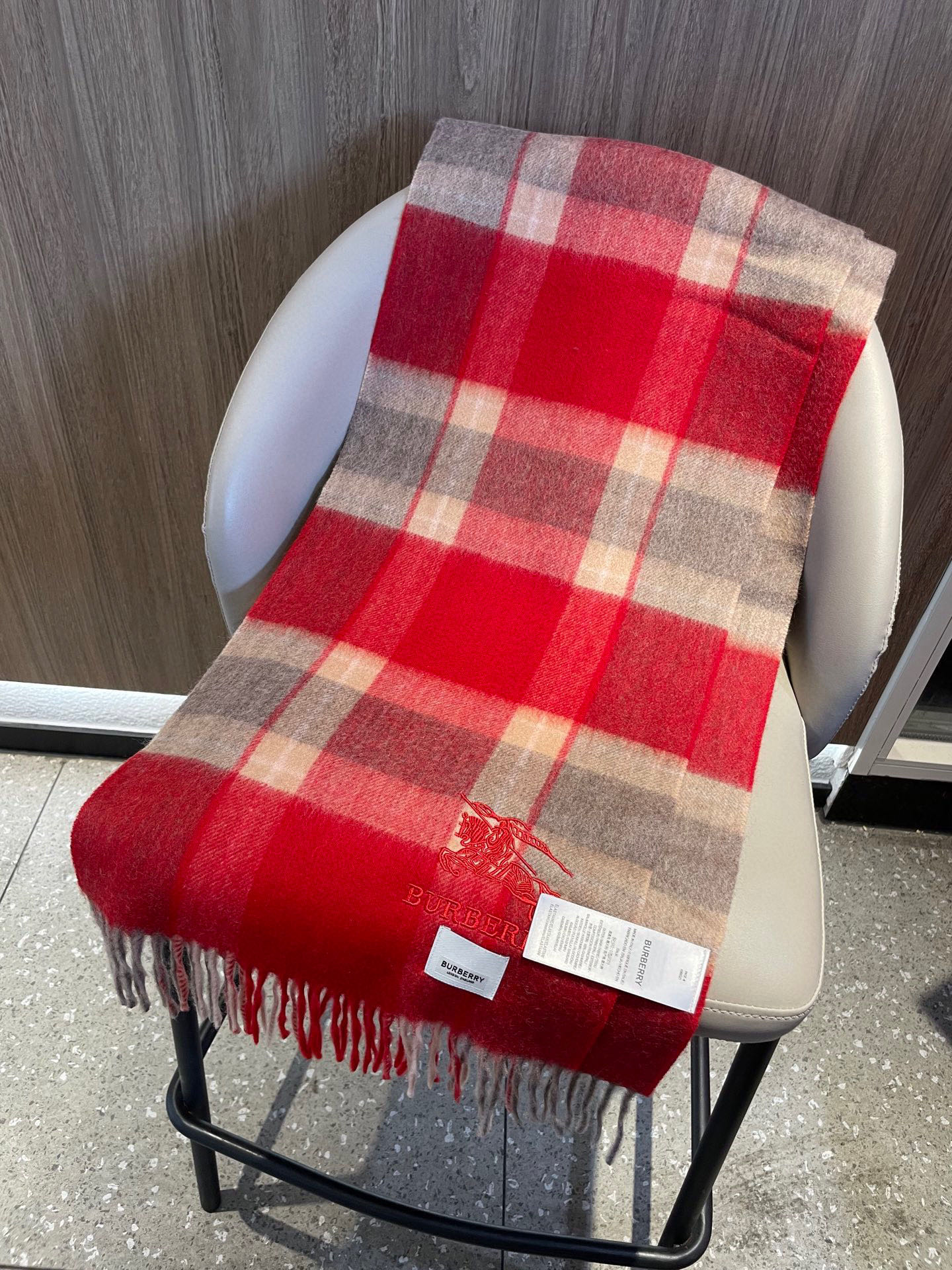 新款🐂牛货，巴宝莉男士女士（格纹战马刺绣）围巾，款式魅力，是经典大方‼面料采用的是客供的羔绒，细腻柔软度