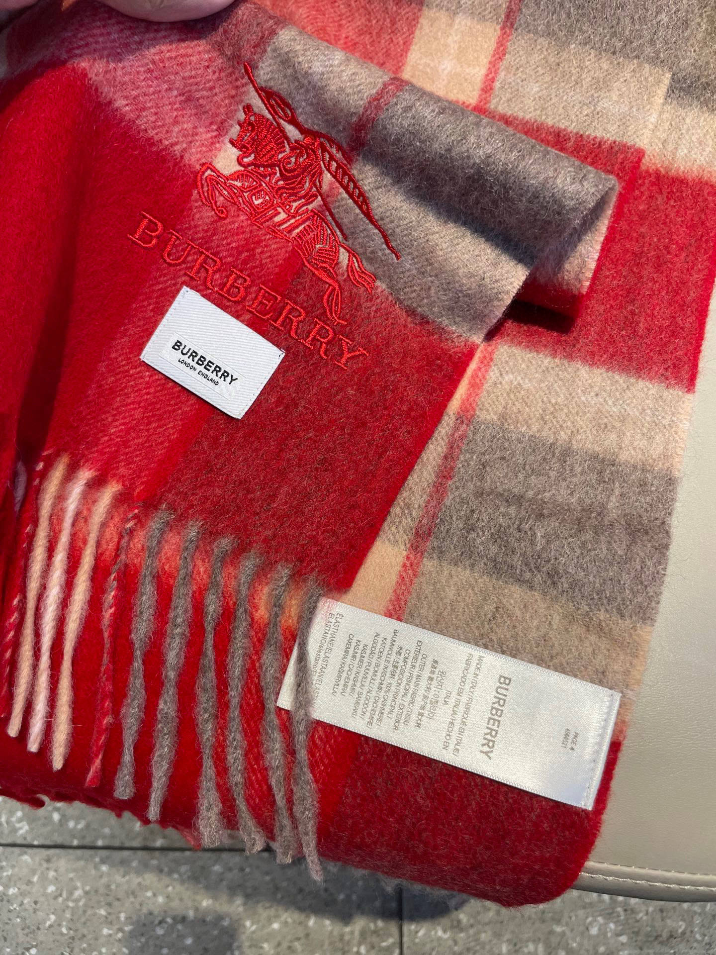 新款🐂牛货，巴宝莉男士女士（格纹战马刺绣）围巾，款式魅力，是经典大方‼面料采用的是客供的羔绒，细腻柔软度