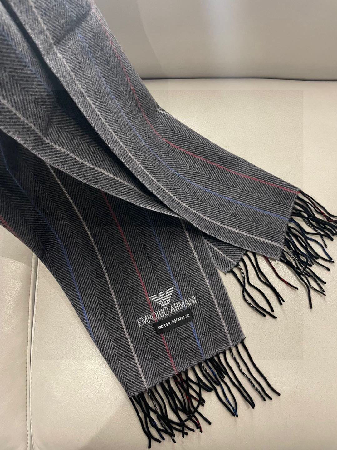 。阿玛尼海外专柜条纹拼色最新男士羊羔毛围巾～惊爆上架🎉国内专柜都没上架，从款式到面料都很赞🎻，经典的条纹