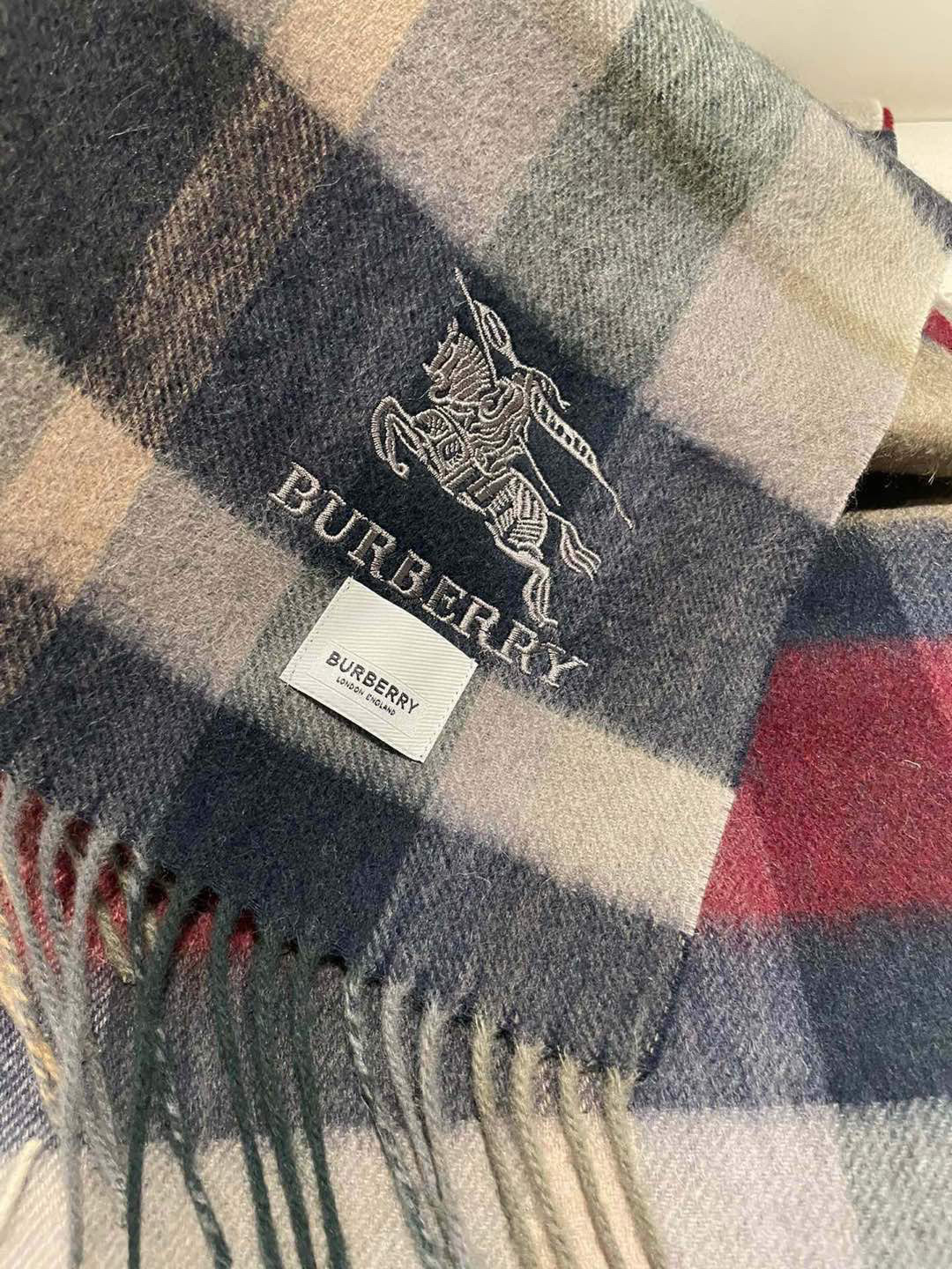 巴宝莉男士格子高级货❗️ 顶级出口尾单战马刺绣👍货不多，下手一定要快，真心美的让人非常非常心动 上身效果