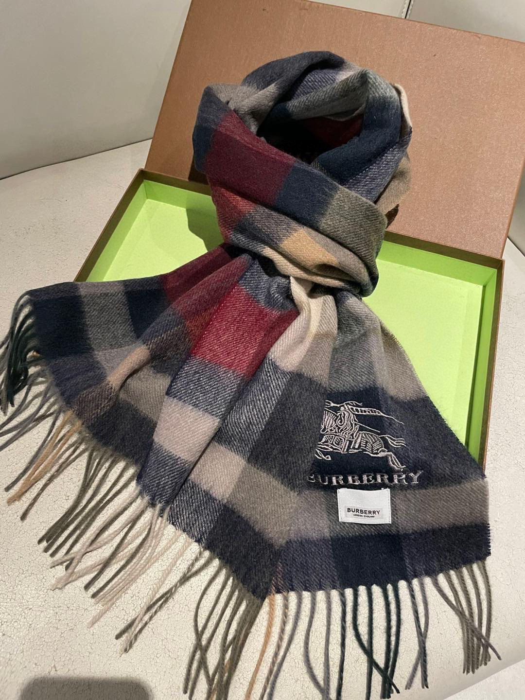 巴宝莉男士格子高级货❗️ 顶级出口尾单战马刺绣👍货不多，下手一定要快，真心美的让人非常非常心动 上身效果