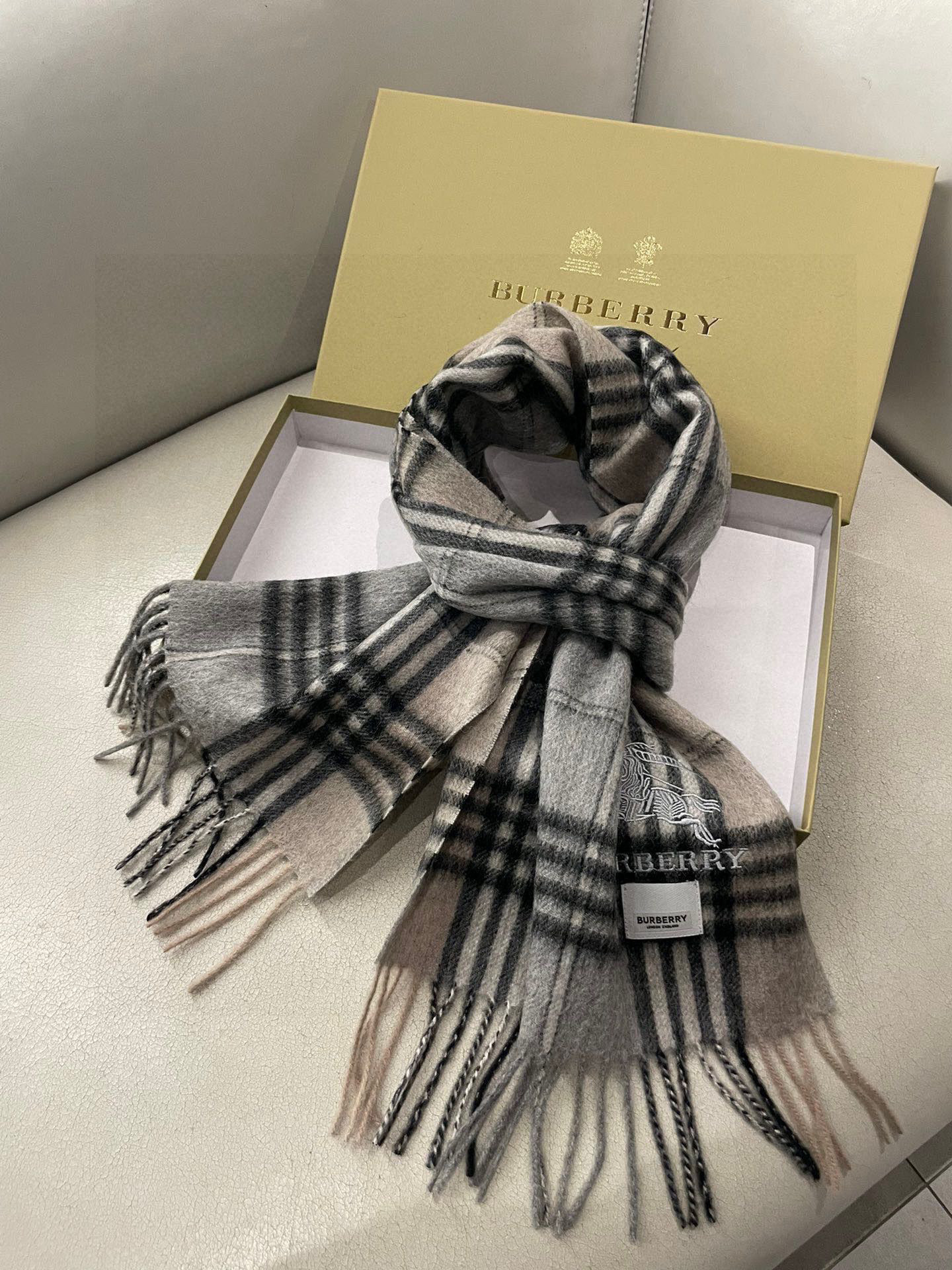 巴宝莉男士格子高级货❗️ 顶级出口尾单战马刺绣👍货不多，下手一定要快，真心美的让人非常非常心动 上身效果