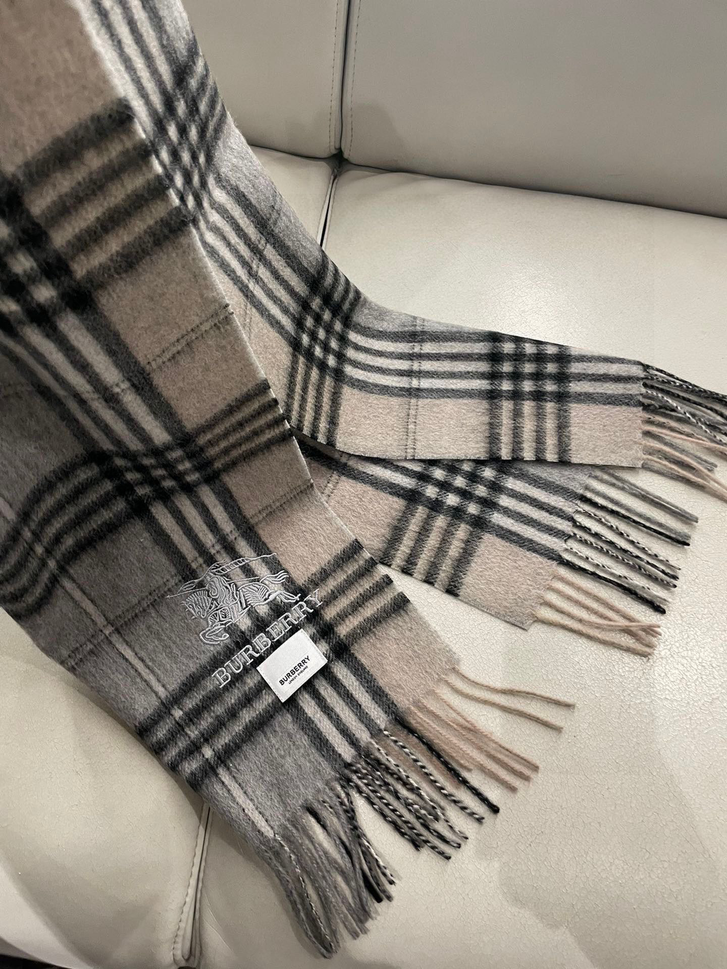 巴宝莉男士格子高级货❗️ 顶级出口尾单战马刺绣👍货不多，下手一定要快，真心美的让人非常非常心动 上身效果