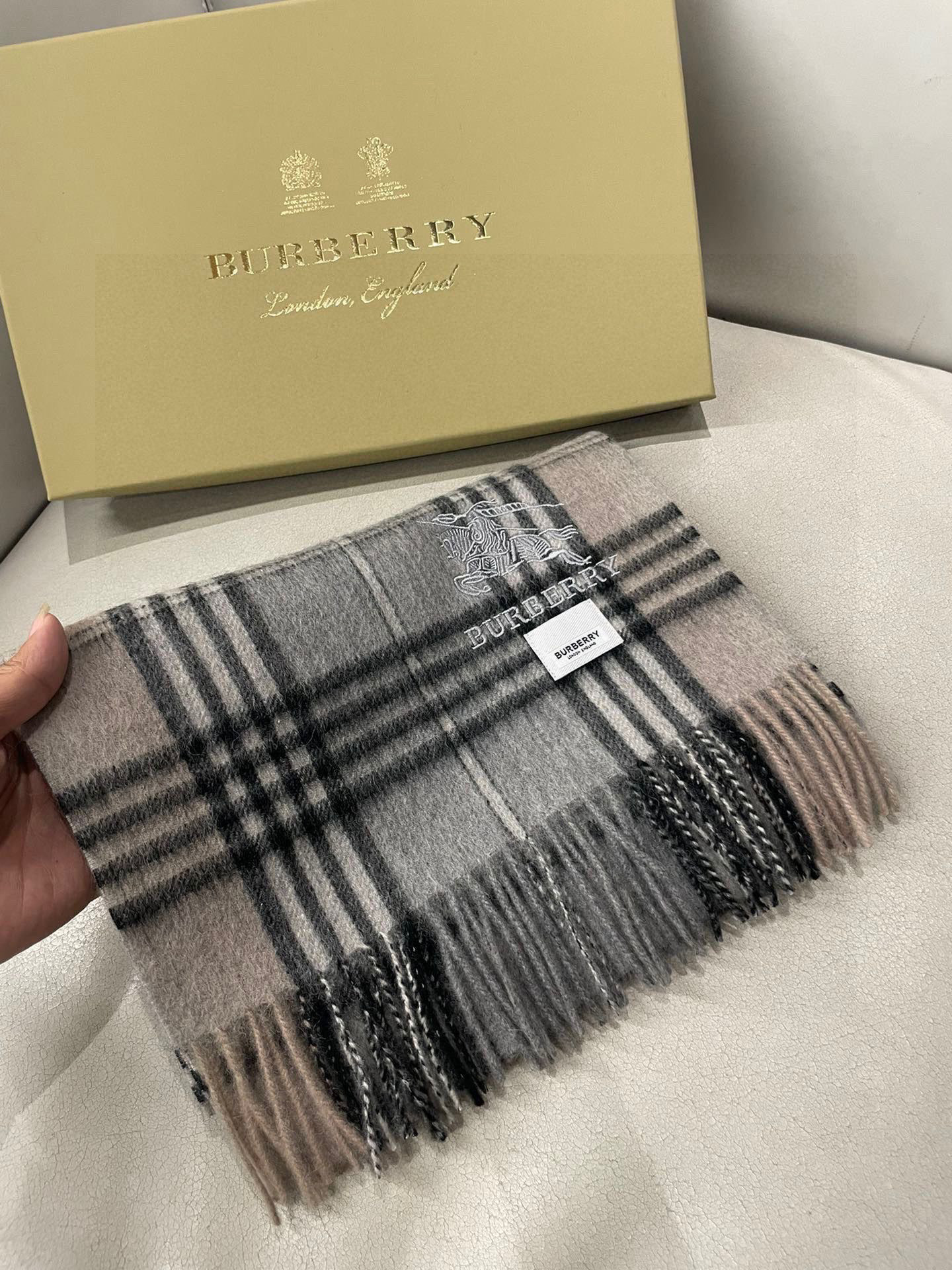 巴宝莉男士格子高级货❗️ 顶级出口尾单战马刺绣👍货不多，下手一定要快，真心美的让人非常非常心动 上身效果