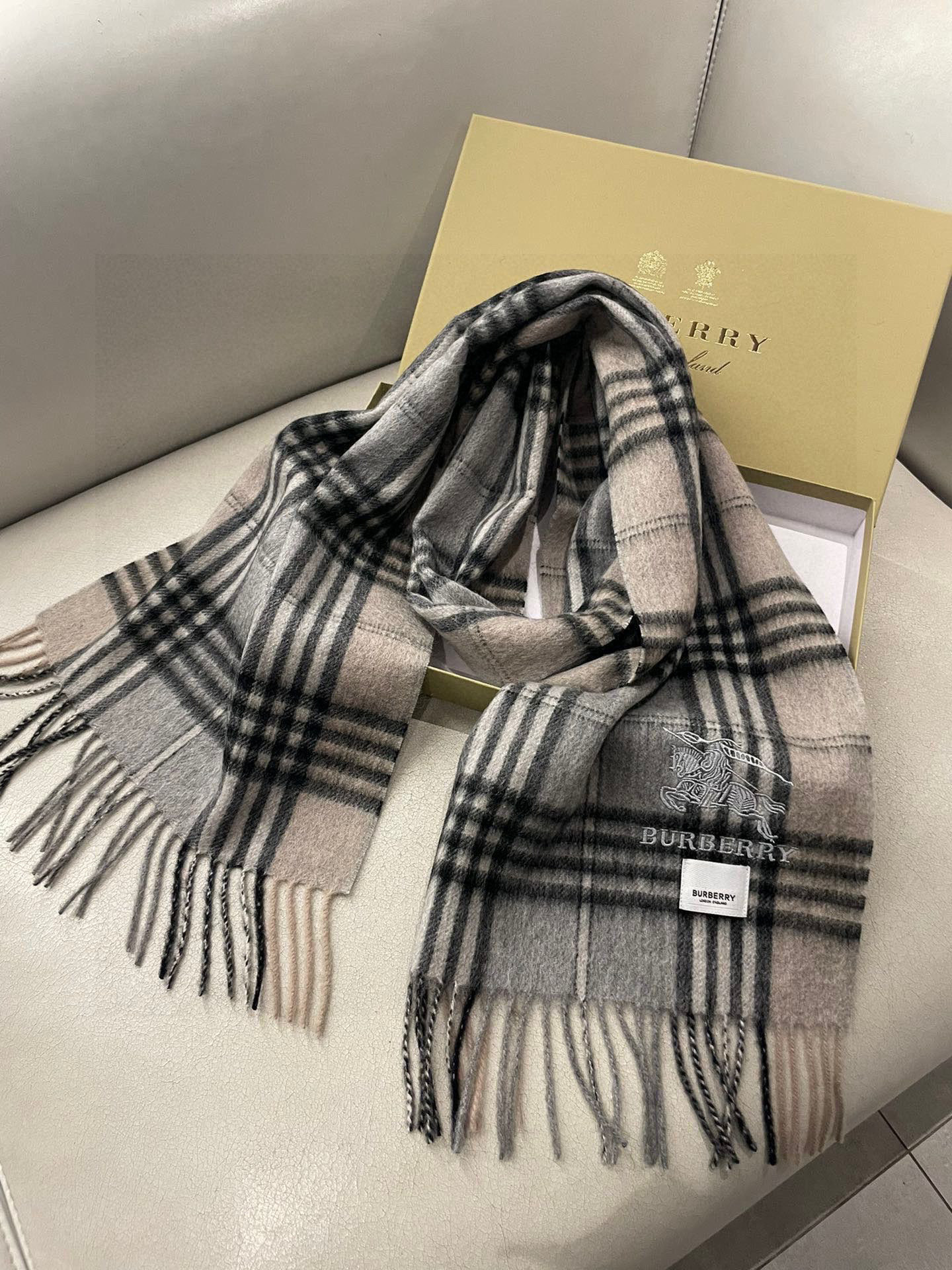 巴宝莉男士格子高级货❗️ 顶级出口尾单战马刺绣👍货不多，下手一定要快，真心美的让人非常非常心动 上身效果