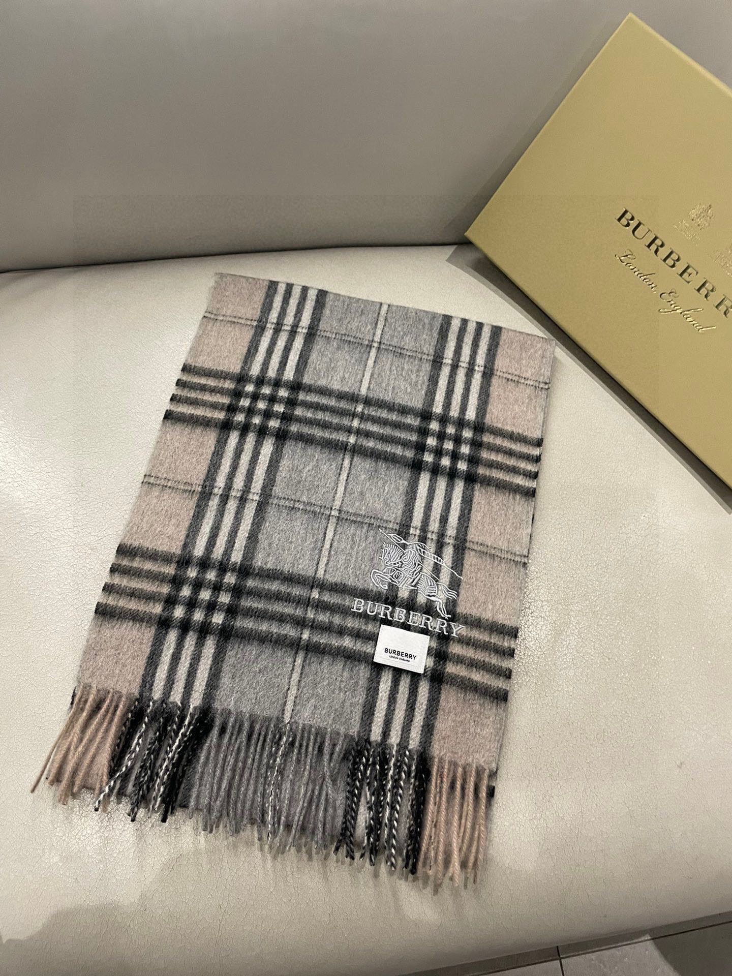 巴宝莉男士格子高级货❗️ 顶级出口尾单战马刺绣👍货不多，下手一定要快，真心美的让人非常非常心动 上身效果