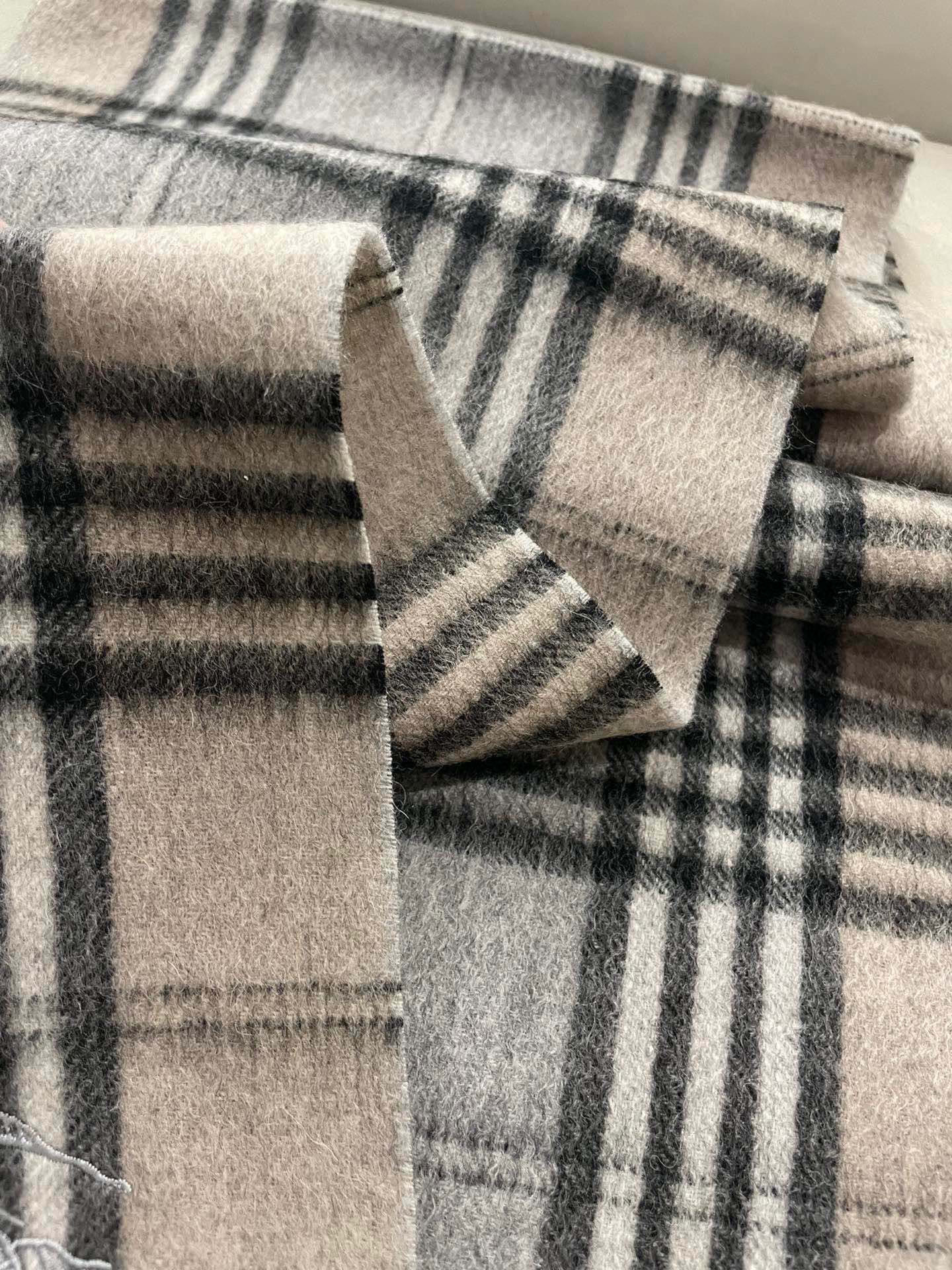 巴宝莉男士格子高级货❗️ 顶级出口尾单战马刺绣👍货不多，下手一定要快，真心美的让人非常非常心动 上身效果