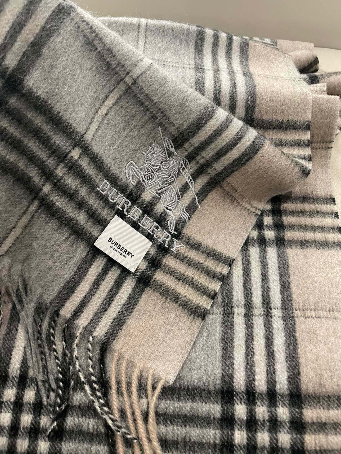 巴宝莉男士格子高级货❗️ 顶级出口尾单战马刺绣👍货不多，下手一定要快，真心美的让人非常非常心动 上身效果