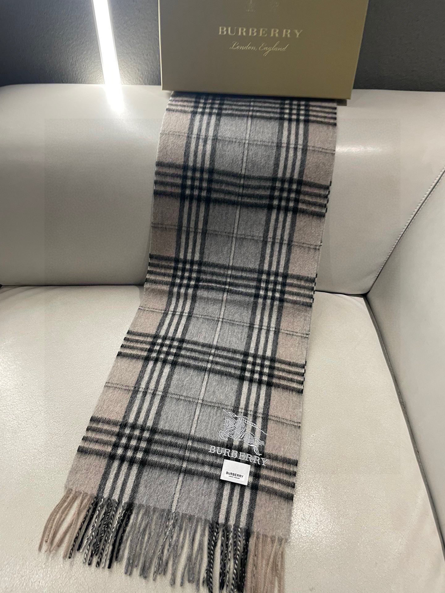 巴宝莉男士格子高级货❗️ 顶级出口尾单战马刺绣👍货不多，下手一定要快，真心美的让人非常非常心动 上身效果