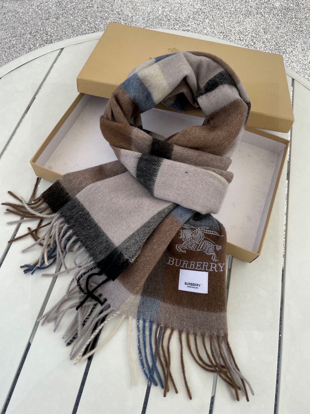 巴宝莉男士格子高级货❗️ 顶级出口尾单战马刺绣👍货不多，下手一定要快，真心美的让人非常非常心动 上身效果