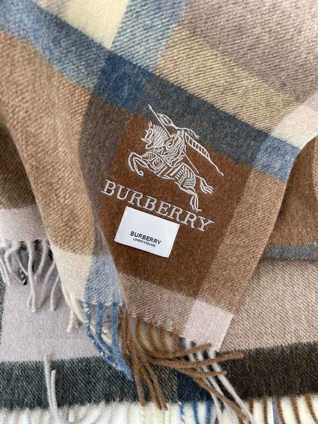 巴宝莉男士格子高级货❗️ 顶级出口尾单战马刺绣👍货不多，下手一定要快，真心美的让人非常非常心动 上身效果