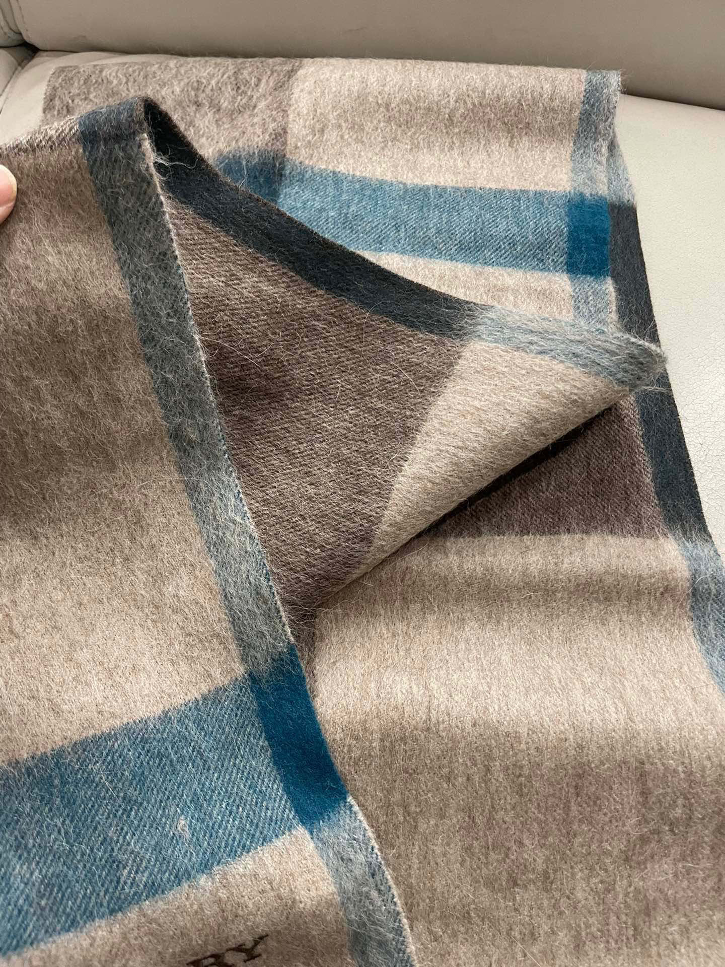 巴宝莉 高品质进口羊绒字母logo刺绣围巾 惊爆上架 海外专柜最新男士女士情侣 羊绒围巾 国内专柜都没上