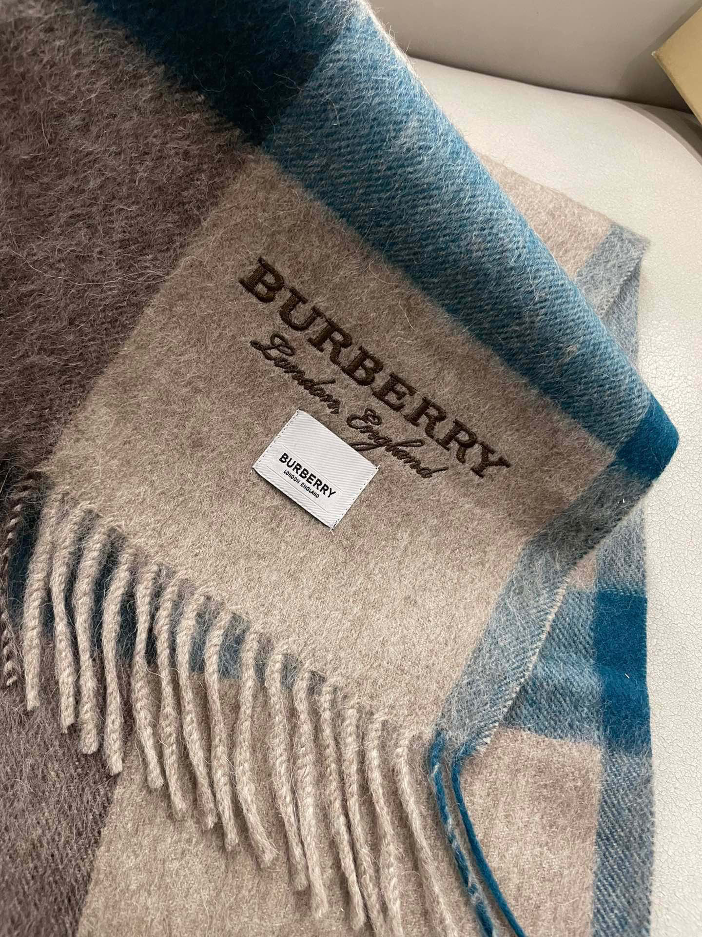 巴宝莉 高品质进口羊绒字母logo刺绣围巾 惊爆上架 海外专柜最新男士女士情侣 羊绒围巾 国内专柜都没上