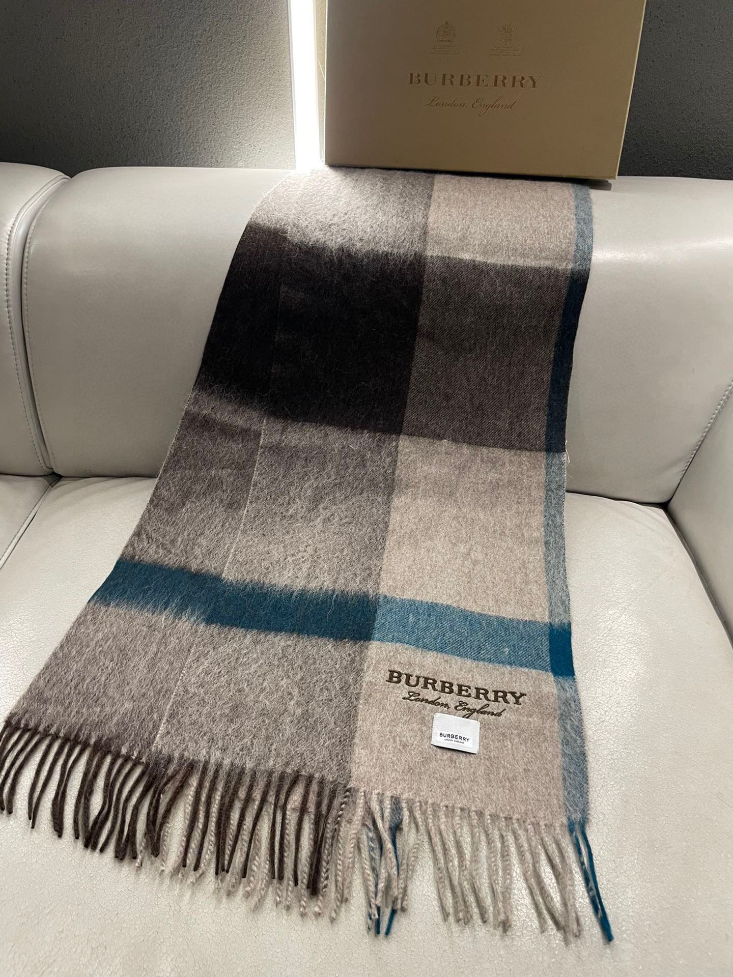 巴宝莉 高品质进口羊绒字母logo刺绣围巾 惊爆上架 海外专柜最新男士女士情侣 羊绒围巾 国内专柜都没上