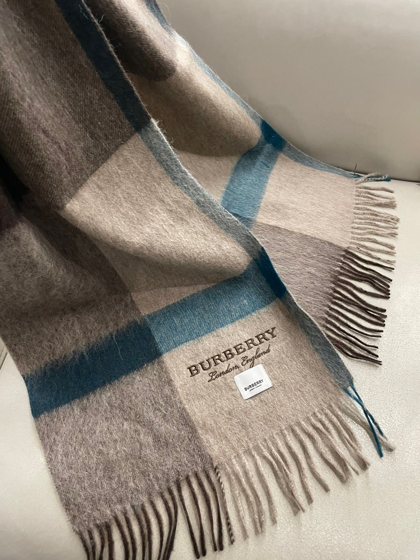 巴宝莉 高品质进口羊绒字母logo刺绣围巾 惊爆上架 海外专柜最新男士女士情侣 羊绒围巾 国内专柜都没上